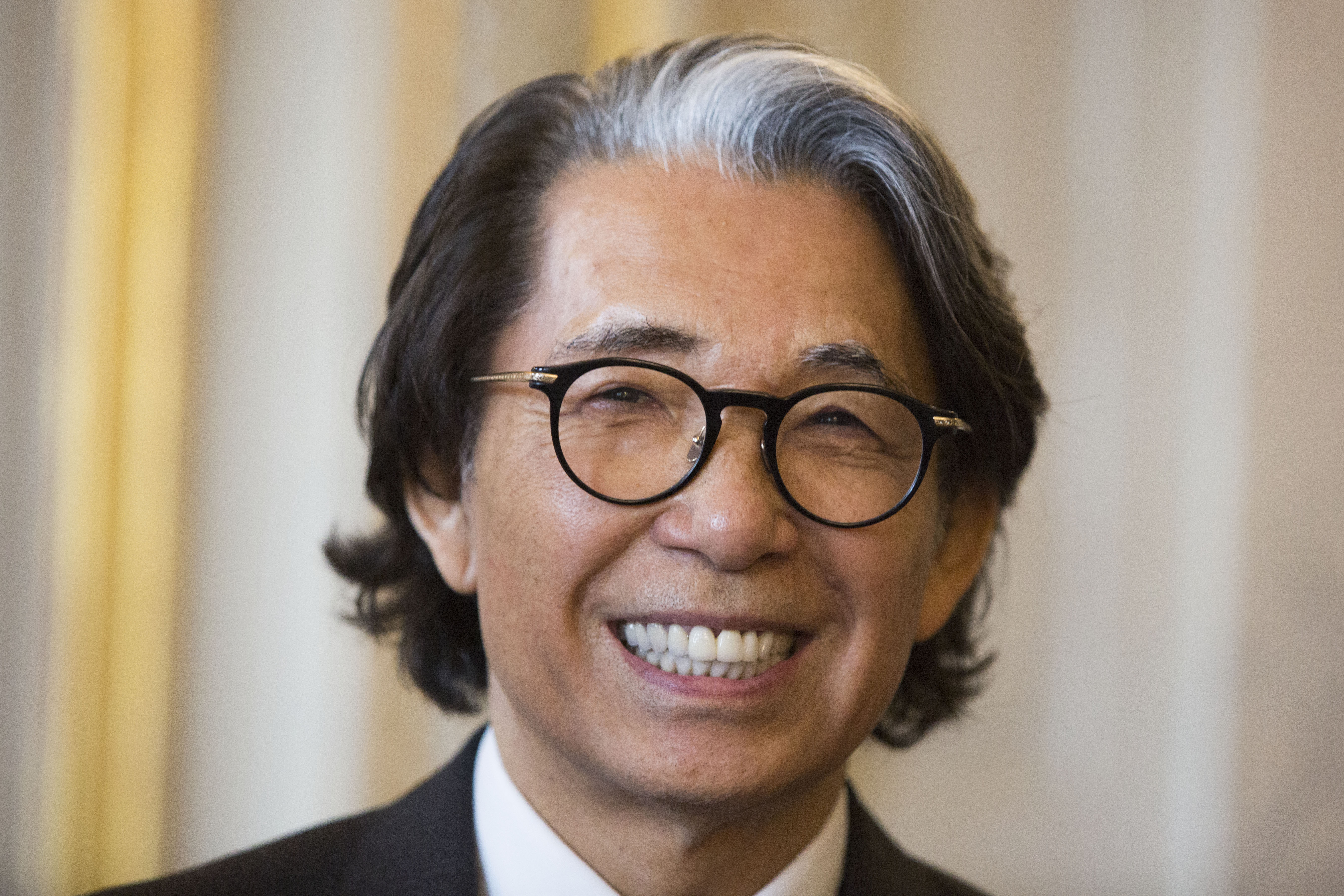 El icónico designer japonés hizo de su nombre sinónimo de color, frescura y alegría con su revolucionarios diseños y proyectos (Photo by Geoffroy Van der Hasselt / AFP)