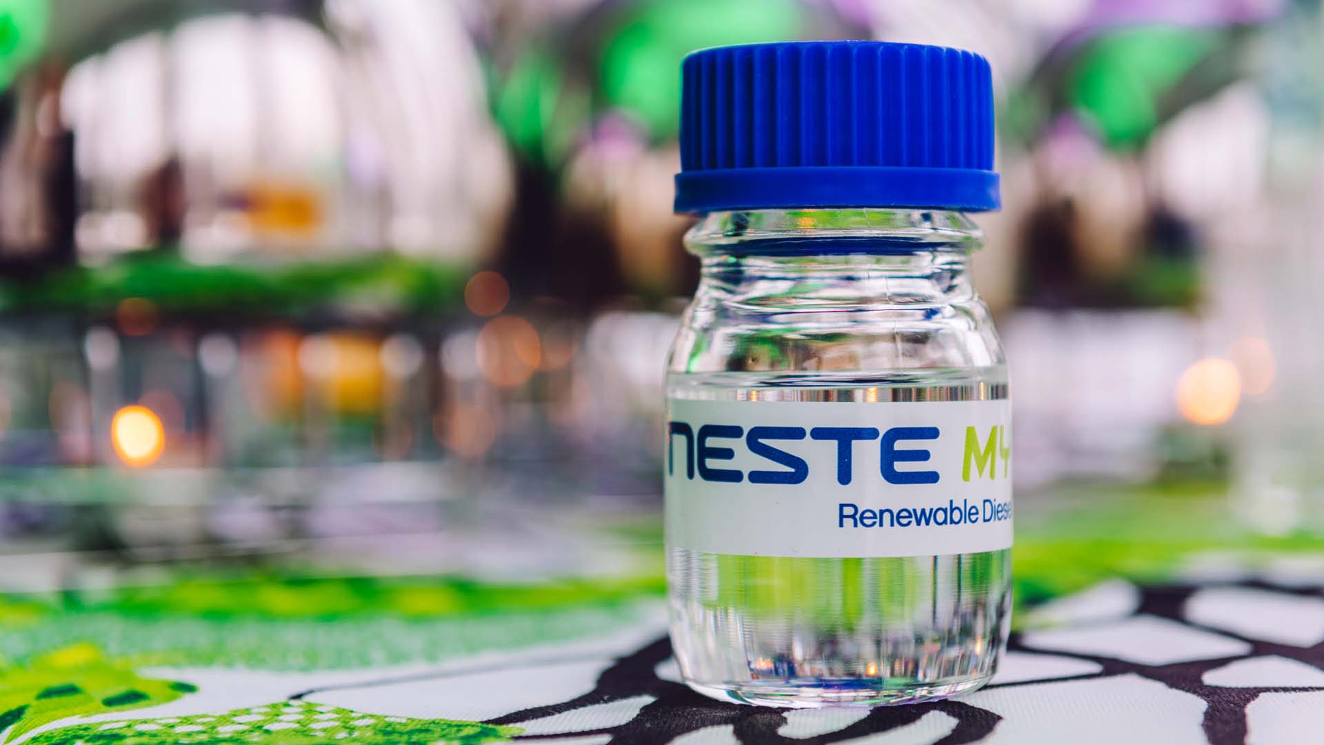 El HVO100 es un biocombustible desarrollado en Finlandia, que reemplaza completamente al diésel derivado del petróleo