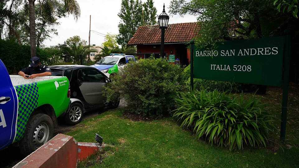 La entrada al country San Andrés el día de la muerte de Maradona con móviles de Policía Científica