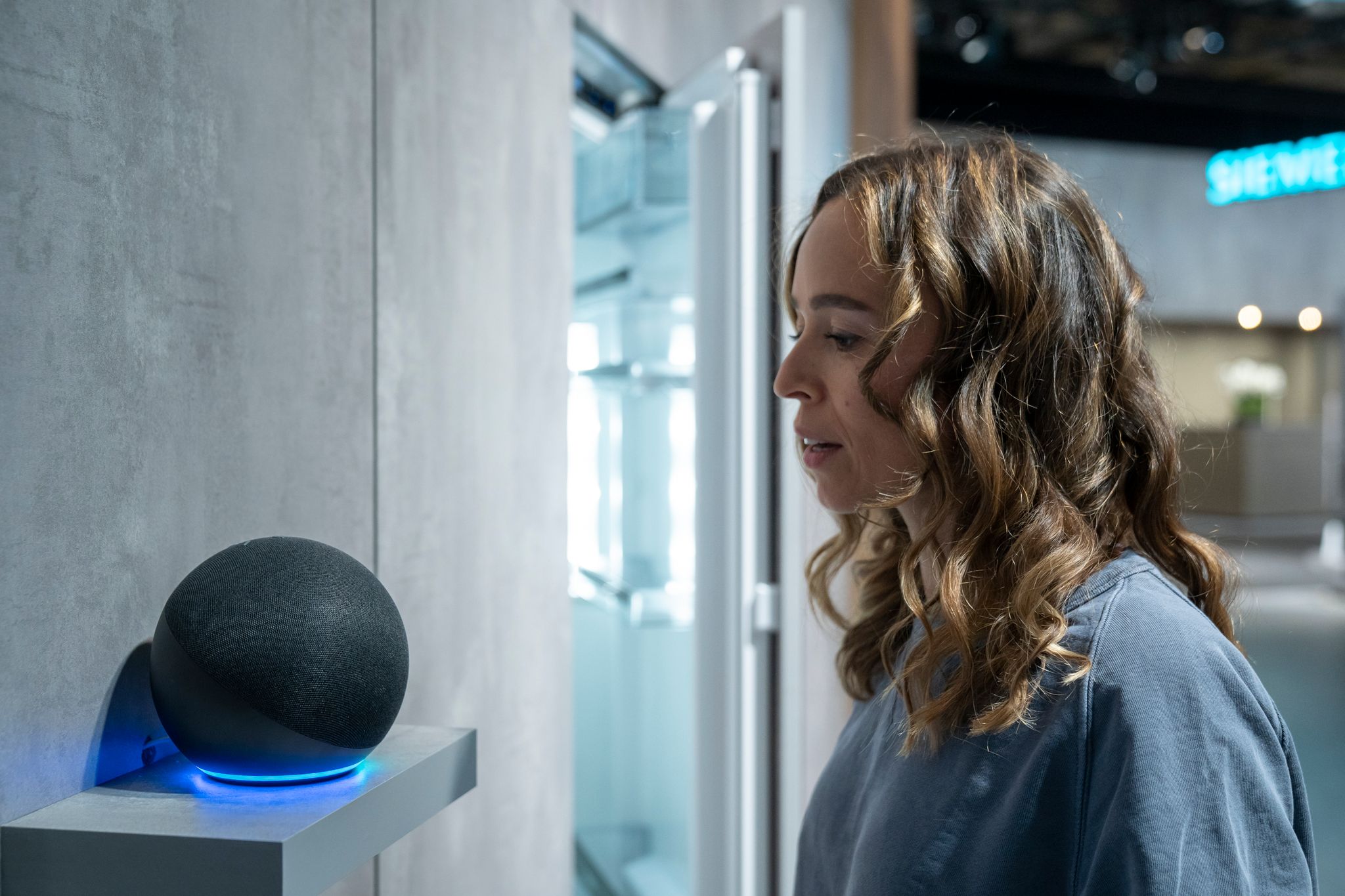 Con la ayuda del asistente de voz Alexa de Amazon los usuarios pueden controlar el resto de sus dispositivos conectados a un ecosistema Smart Home. Foto: Florian Schuh/dpa