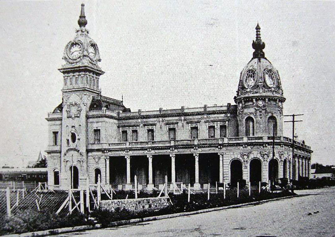 La Estación ferroviaria Mar del Plata Sud fue inaugurada en 1910 y desactivada en 1949 donde pasó a utilizarse como terminal de ómnibus. Más tarde, el edificio sufrió un incendio. Aunque ha sido restaurado, está mucho menos adornada