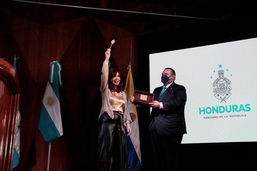 Cristina Kirchner recibió las llaves de la ciudad de Tegucigalpa de las manos del alcalde Jorge Aldana. 