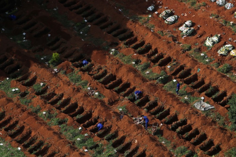 Sepultureros abren nuevas tumbas al aumentar el número de muertos tras el brote de la enfermedad del coronavirus (COVID-19), en el cementerio de Vila Formosa, el mayor de Brasil, en Sao Paulo,(Reuters)
