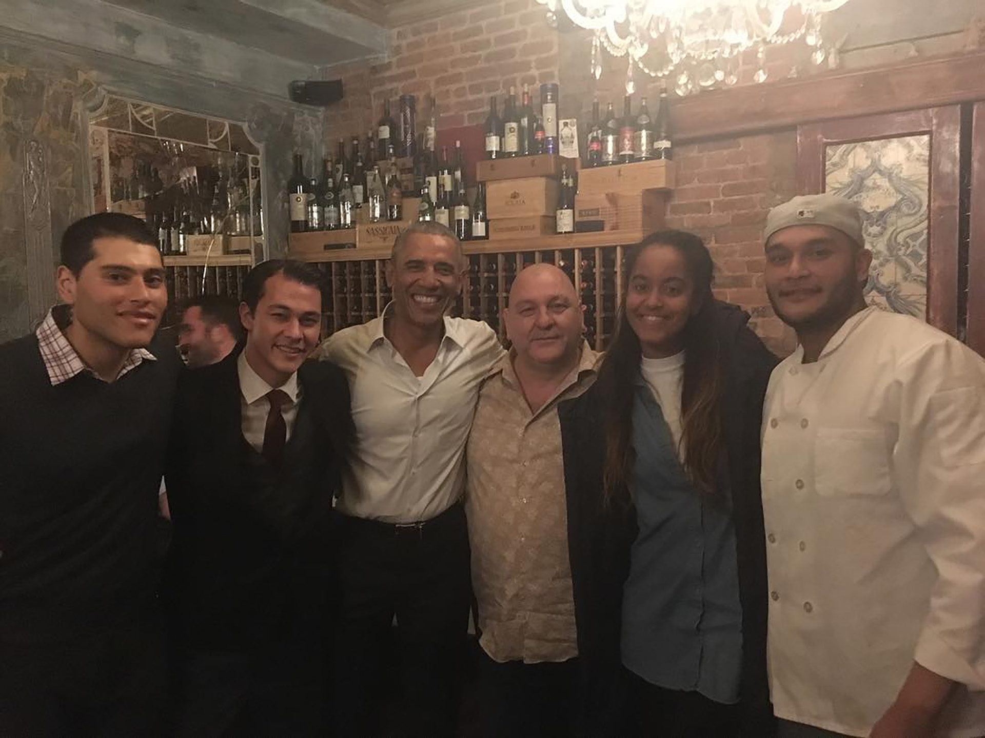 Vitolo, de 33 años, maneja el restaurante Emilio's Ballato, junto a su hermano Antohony. En esta foto están junto a Barack Obama y una de las hijas del ex presidente de EEUU (IG: @emiliovitolo)