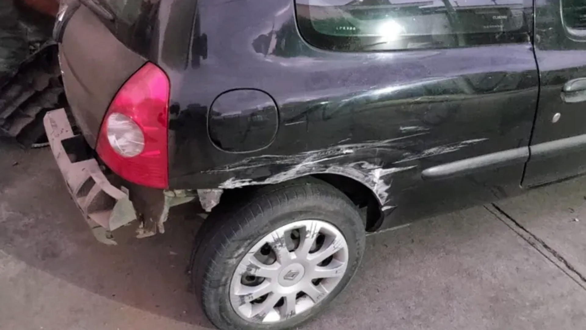 Uno de los autos chocado por el colectivo que manejaba el menor de 12 años