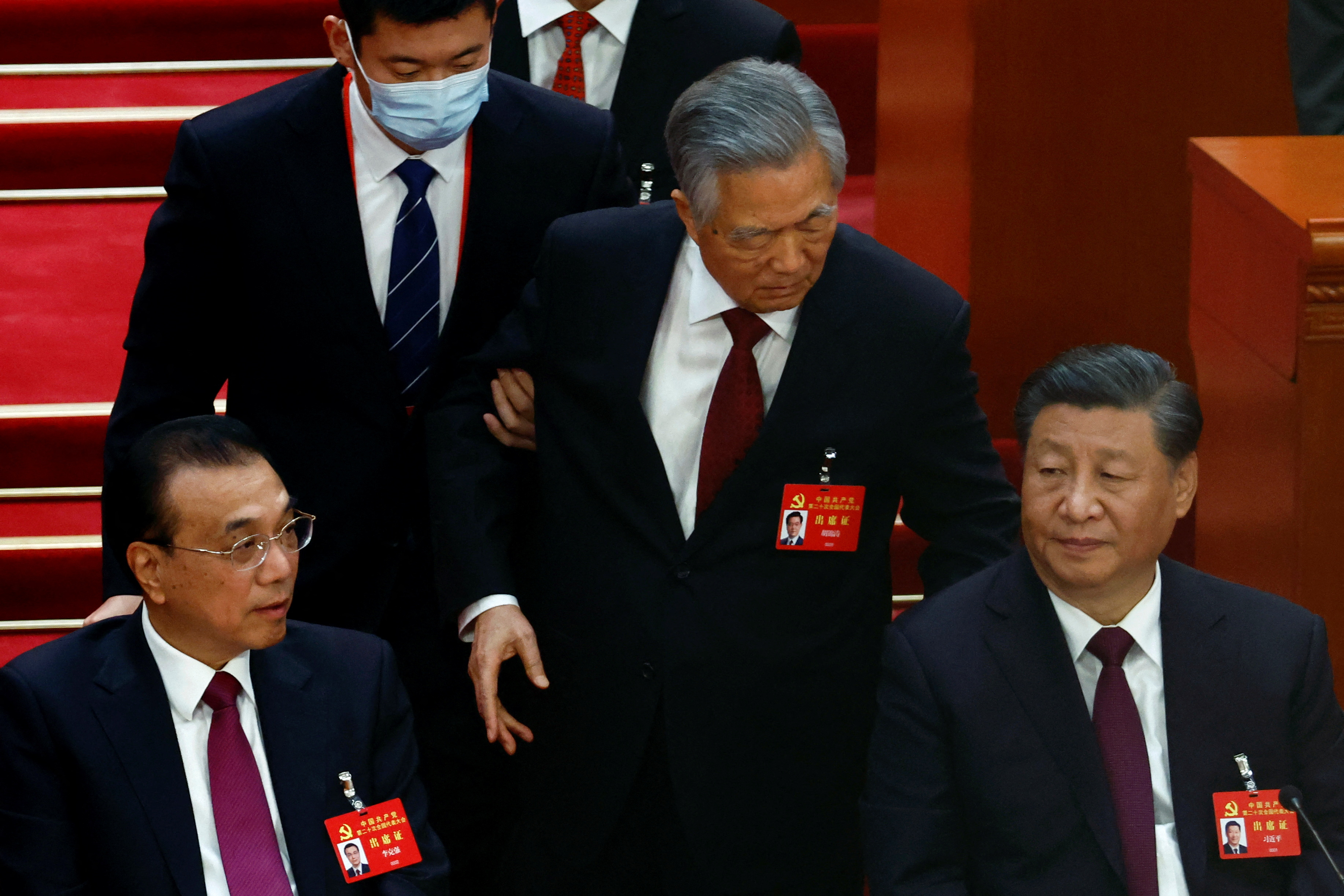 Hu Jintaole dice algo a Xi Jinpinh mientras es expulsado del Congreso del Partido Comunista Chino 