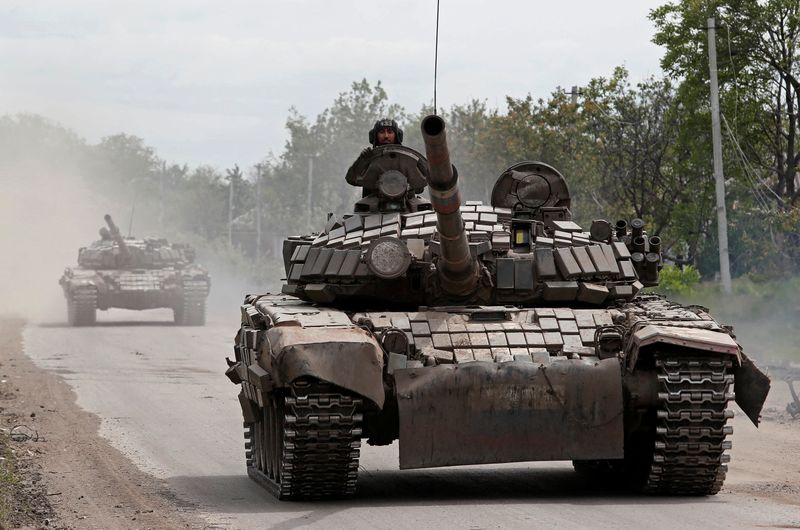 Des chars de troupes pro-russes avancent dans la ville de Popasna dans la région de Luganss en Ukraine.  26 mai 2022. REUTERS/Alexander Ermochenko