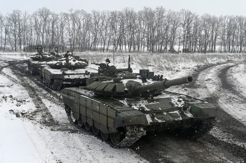 Tanques mecanizados rusos T-72B3 durante unas maniobras del Distrito Militar Sur en la región de Rostov, Rusia (REUTERS/Sergey Pivovarov)