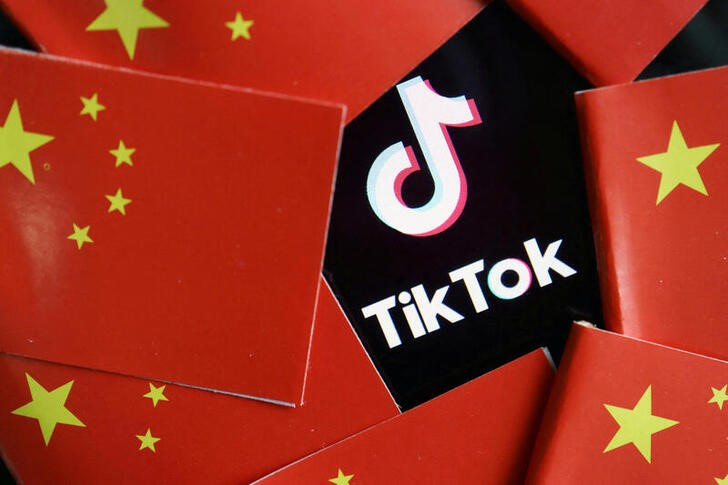Ilustración fotográfica con banderas chinas y el logo de TikTok. 16 julio 2020. REUTERS/Florence Lo