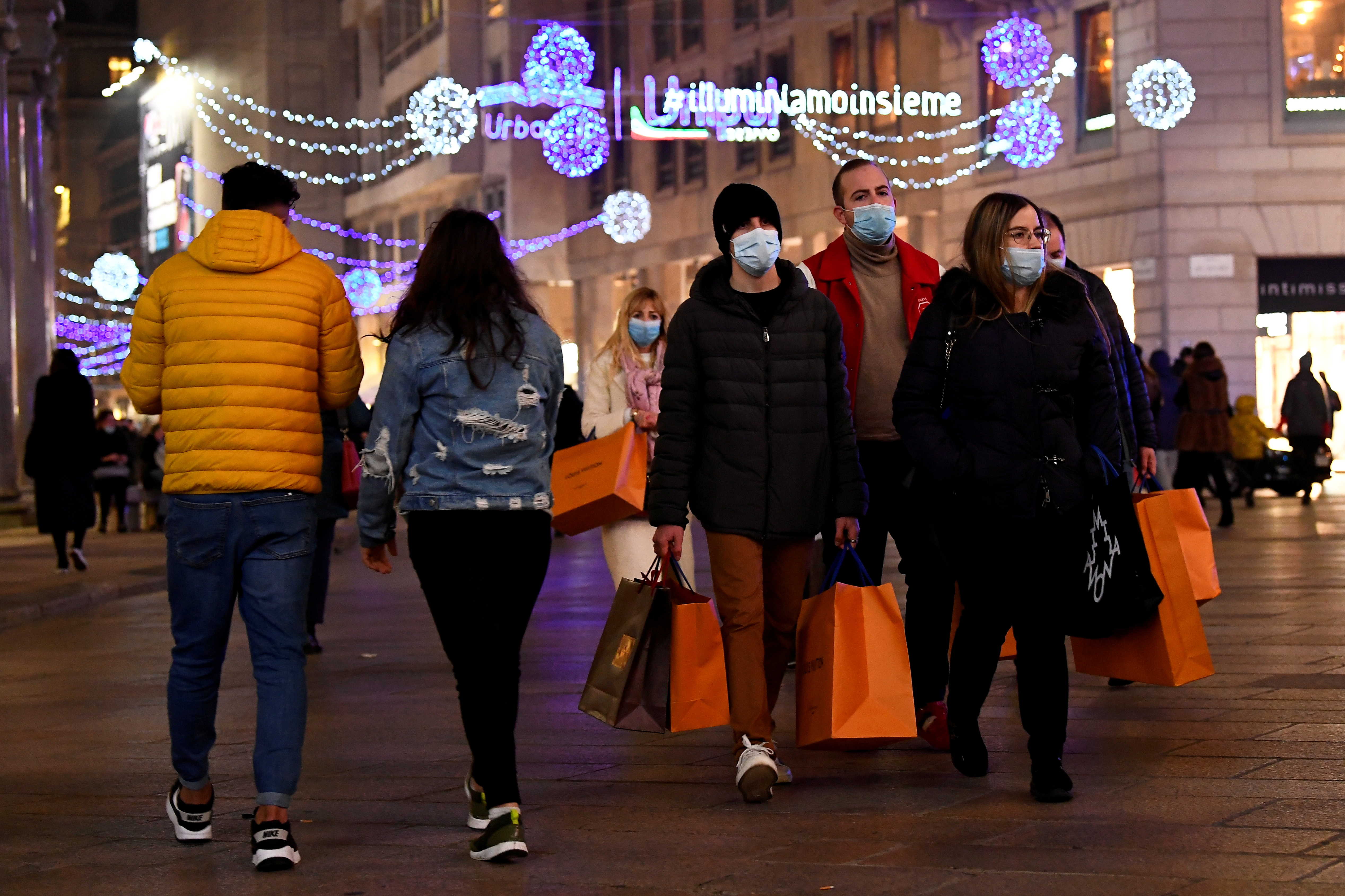 Las predicciones de que el invierno del hemisferio norte sería un momento difícil para el control de COVID-19, como suele ser el caso de las enfermedades virales respiratorias, demostraron ser correctas (REUTERS)
