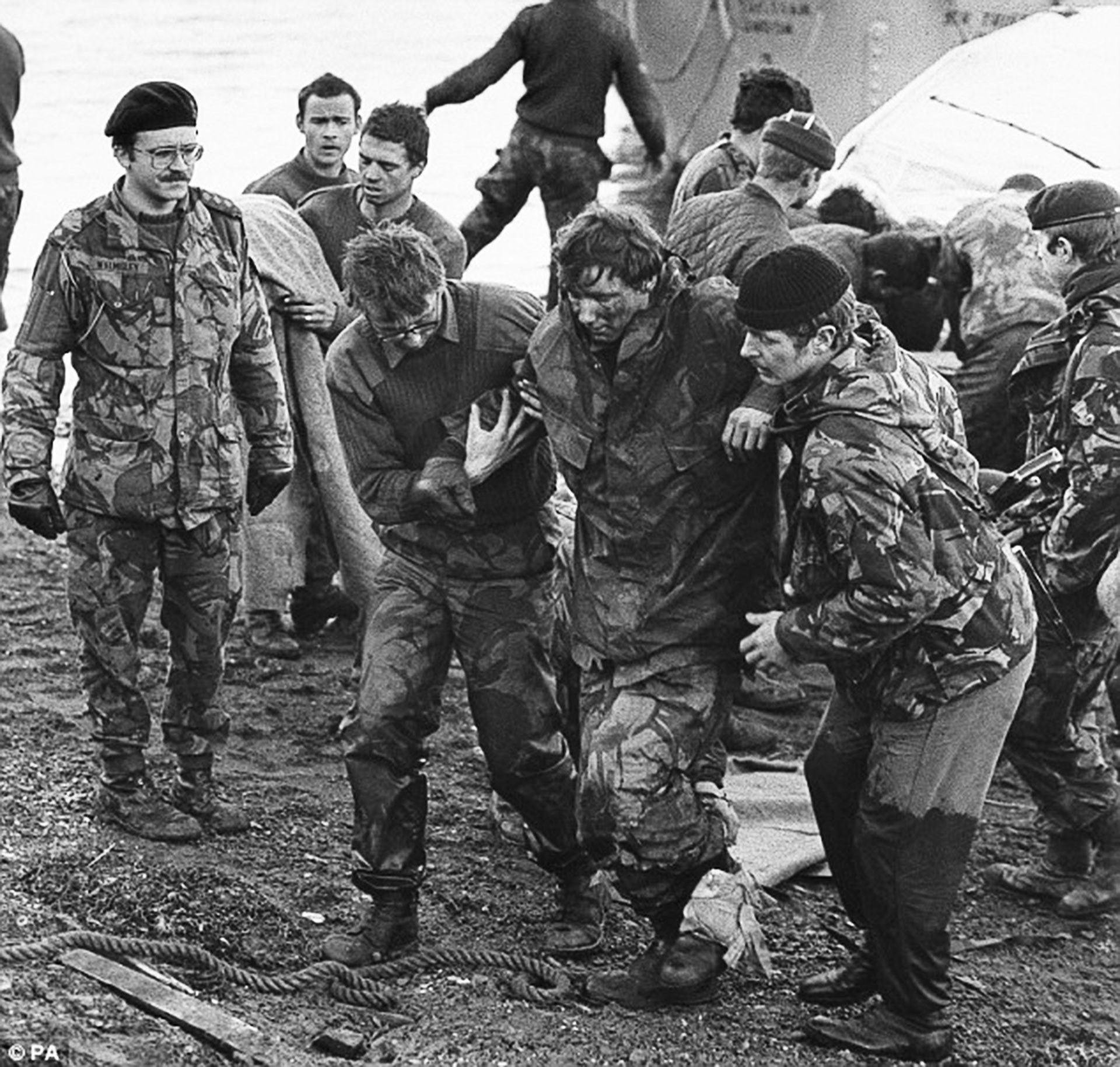 Heridos británicos luego de la avanzada final hacia Puerto Argentino. Los ingleses sufrieron 255 bajas durante el conflicto armado de 1982