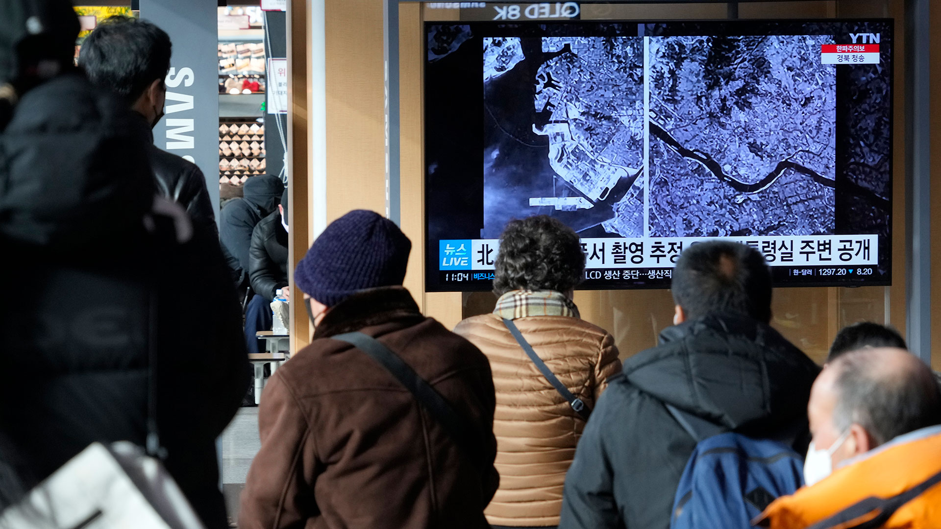 Una pantalla de televisión muestra imágenes que muestran una vista espacial de la capital de Corea del Sur e Incheon, a la izquierda, durante un programa de noticias en la Estación de Trenes de Seúl en Seúl, Corea del Sur, el lunes 19 de diciembre de 2022. Corea del Norte dijo el lunes que disparó una prueba satélite en una importante prueba de etapa final para el desarrollo de su primer satélite espía, una capacidad militar clave codiciada por su líder Kim Jong Un junto con otros sistemas de armas de alta tecnología. (Foto AP/Ahn Young-joon)

