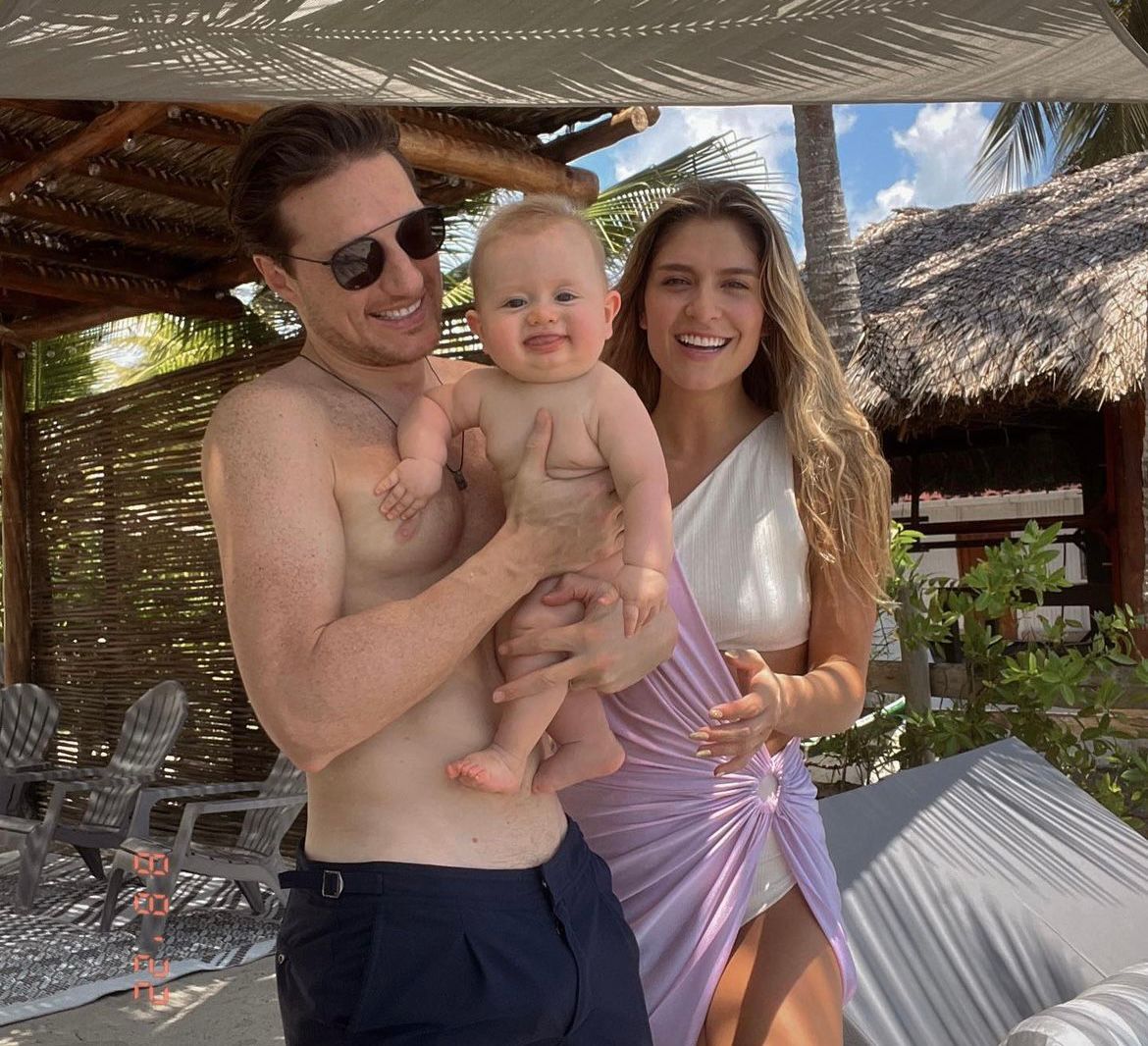 Laura Tobón shares with her husband and baby Instagram:@laura_tobon