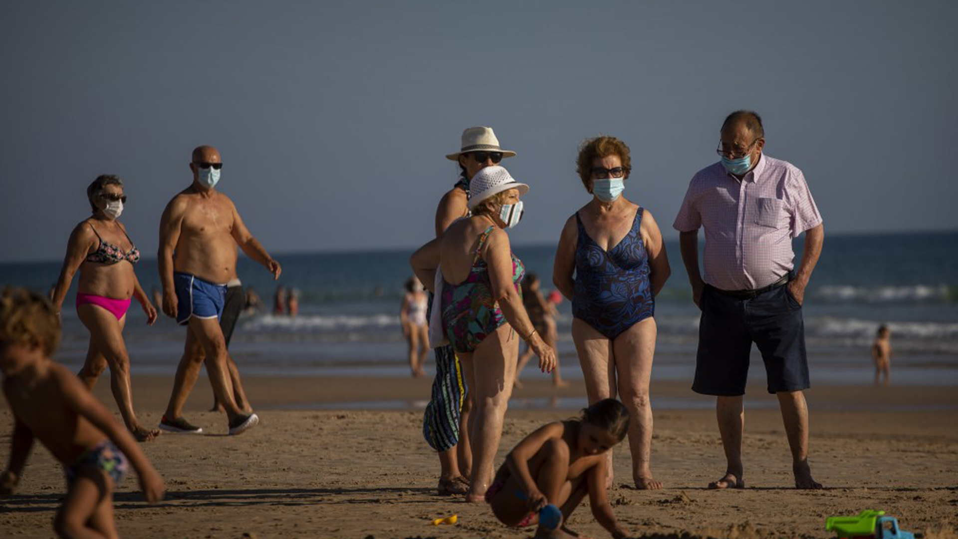 En España, se implementó el uso obligatorio del tapabocas, incluso en algunas playas. En Francia, también se convirtió en obligatorio. Foto: AFP.  
