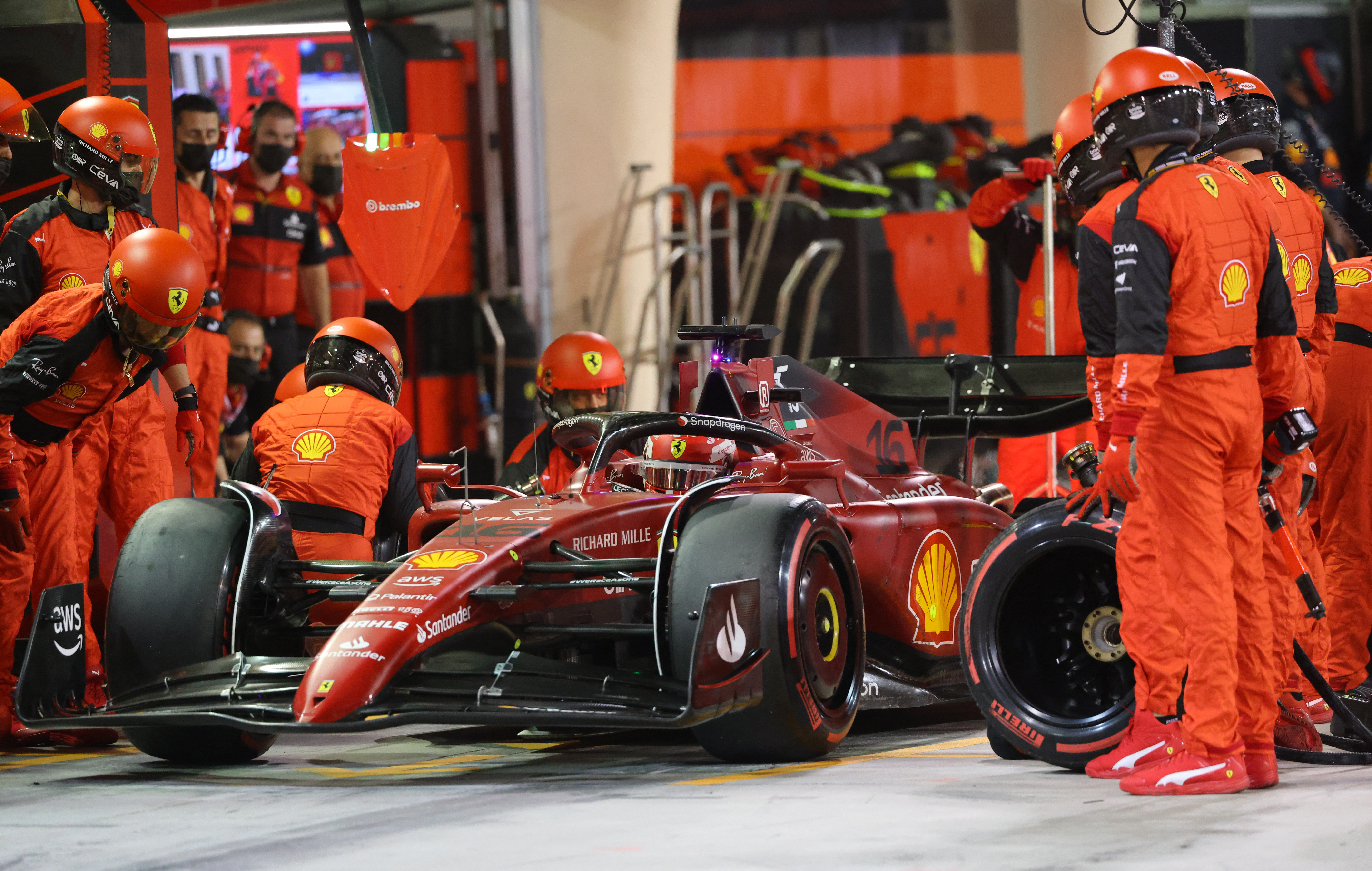Los trabajos de los mecánicos de Ferrari fueron impecables en las detenciones en los boxes (REUTERS/Giuseppe Cacace)