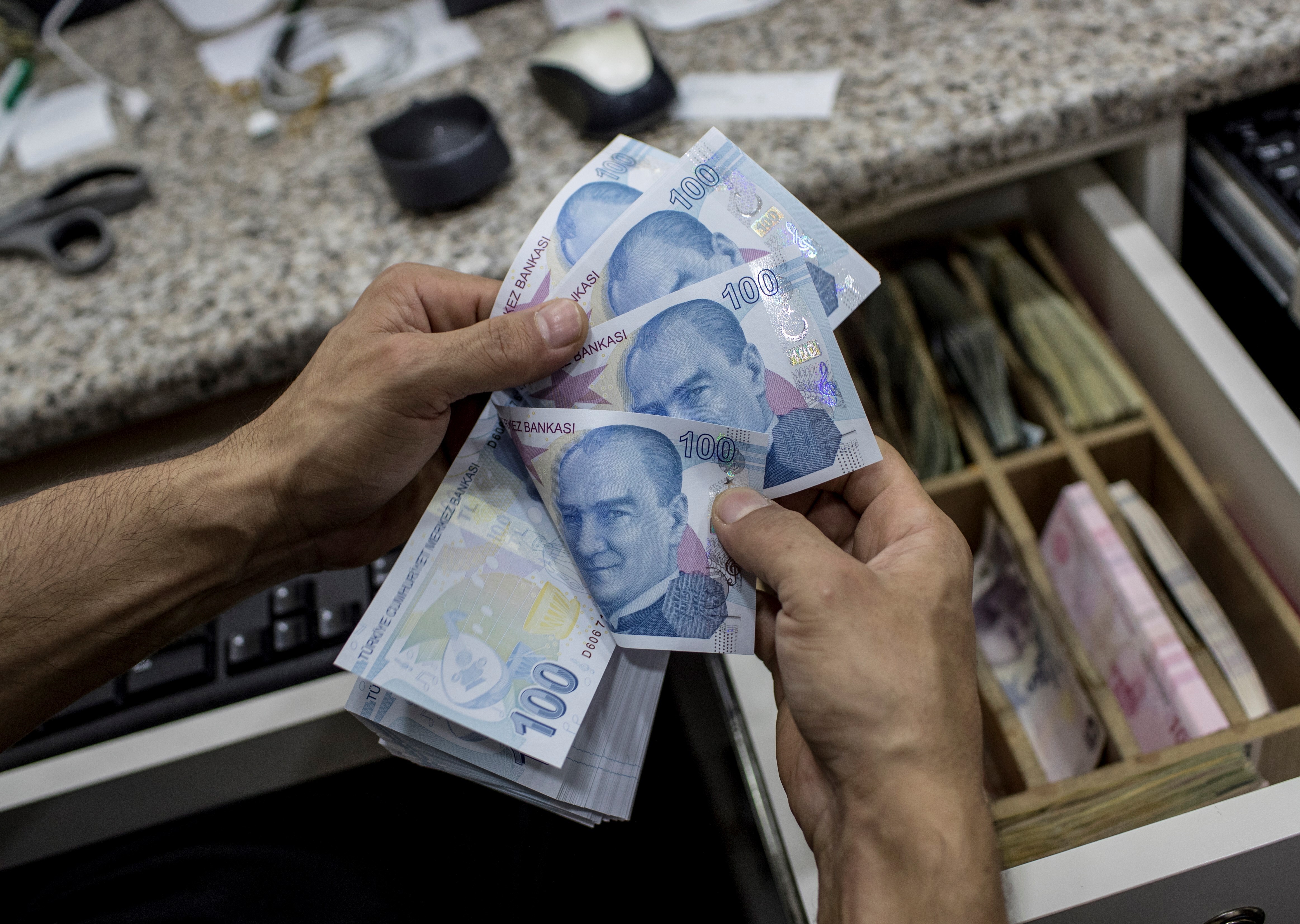 Cae la lira turca y marca un nuevo mínimo histórico tras la victoria de Erdogan