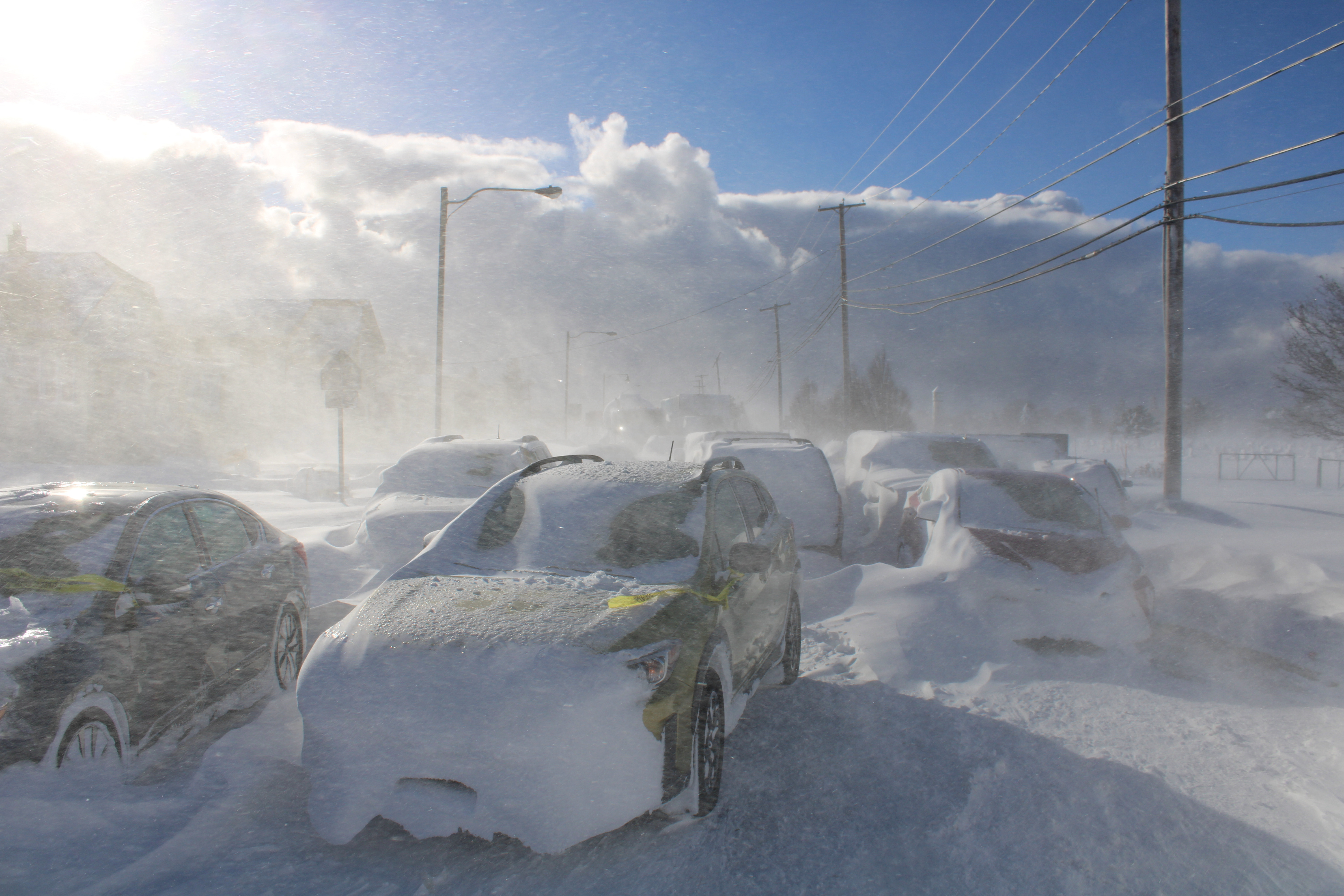 Una vista de vehículos cubiertos de nieve en una carretera, luego de una tormenta de invierno que azotó la región, en Buffalo, Nueva York.
