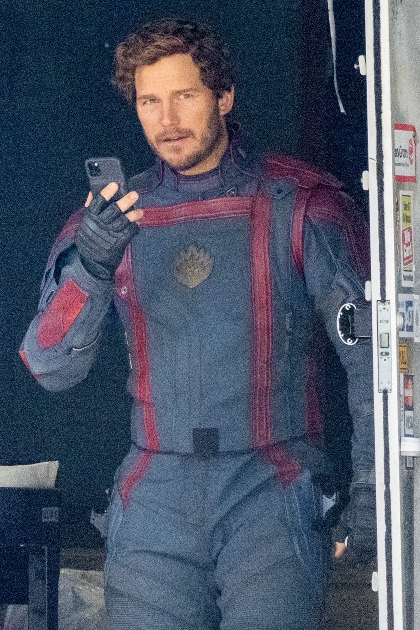 Día de trabajo. Chris Pratt fue fotografiado en el set de filmación de "'Guardians of the Galaxy Vol. 3", cuyo rodaje se lleva a cabo en Atlanta, Georgia. El actor estaba detrás de escena hablando por su celular esperando su turno para seguir con el plan del guion