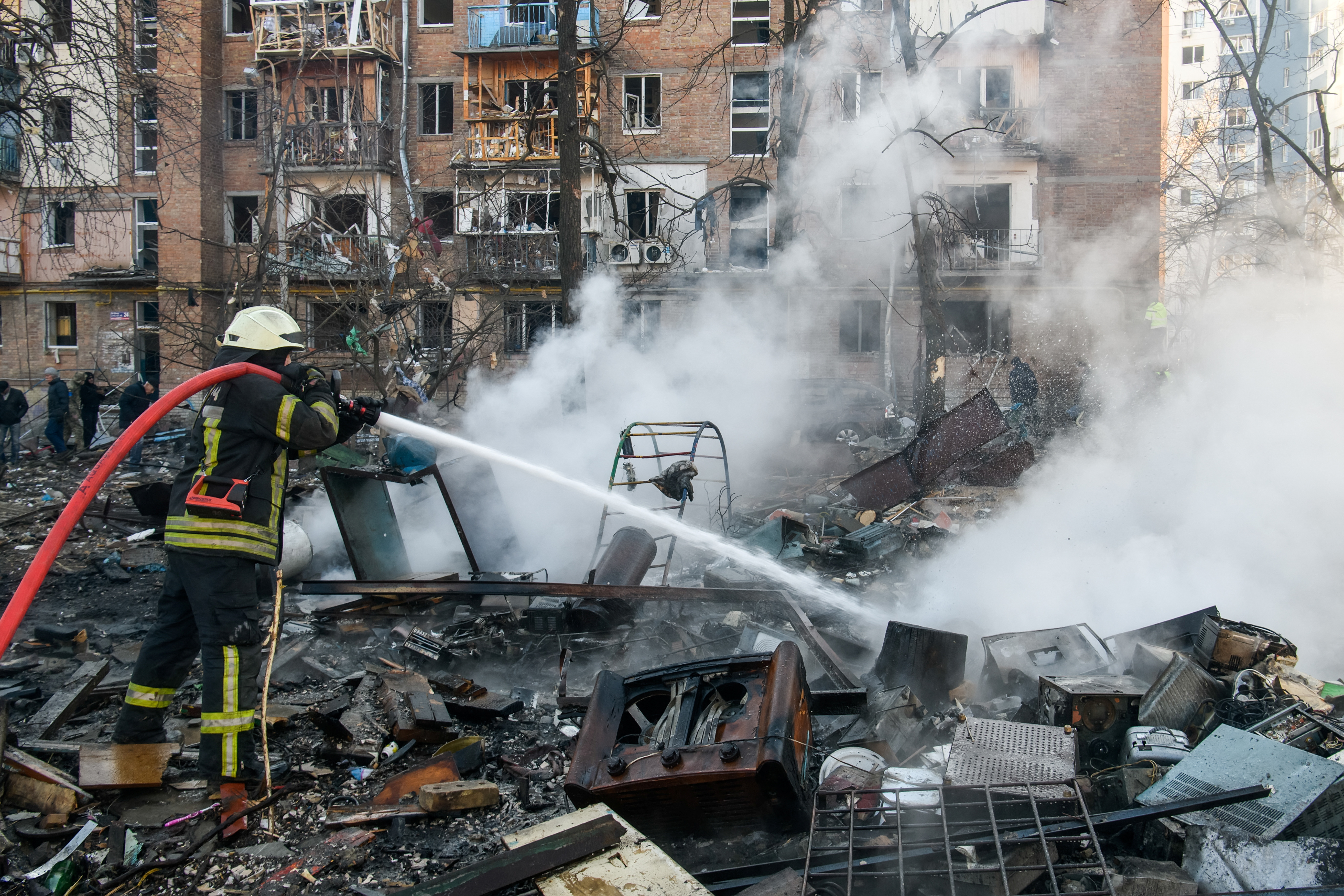 Un bombero trabaja en el lugar dañado por los bombardeos en un distrito residencial de Kiev, mientras continúa la invasión rusa de Ucrania, en Kiev, Ucrania, 18 de marzo de 2022. REUTERS/Vladyslav Musiienko