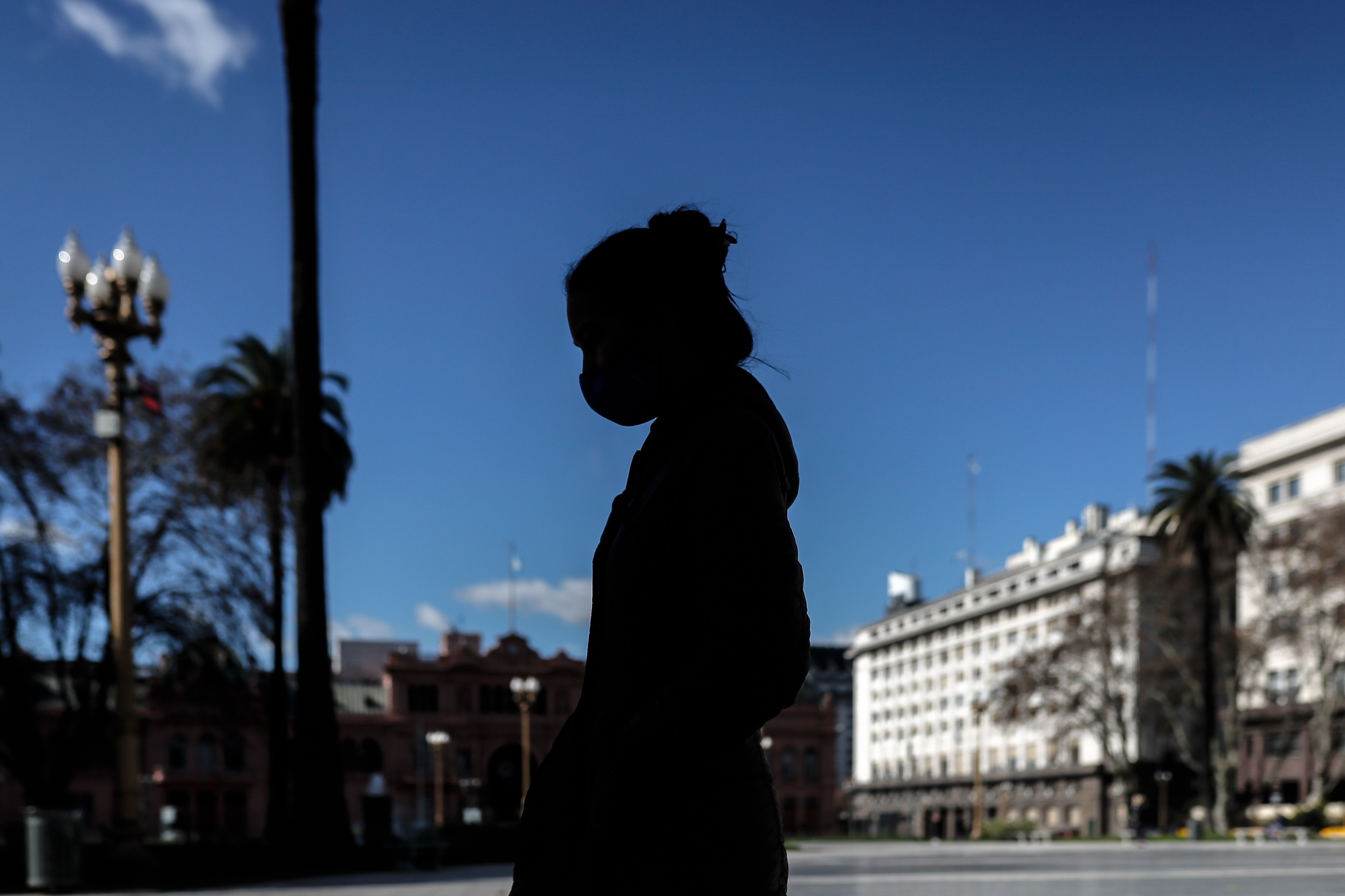 Una persona camina este jueves frente a la Casa Rosada, en Buenos Aires (Argentina), tras el anuncio de la extensión de la cuarentena obligatoria debido a la pandemia de COVID-19. EFE/Juan Ignacio Roncoroni