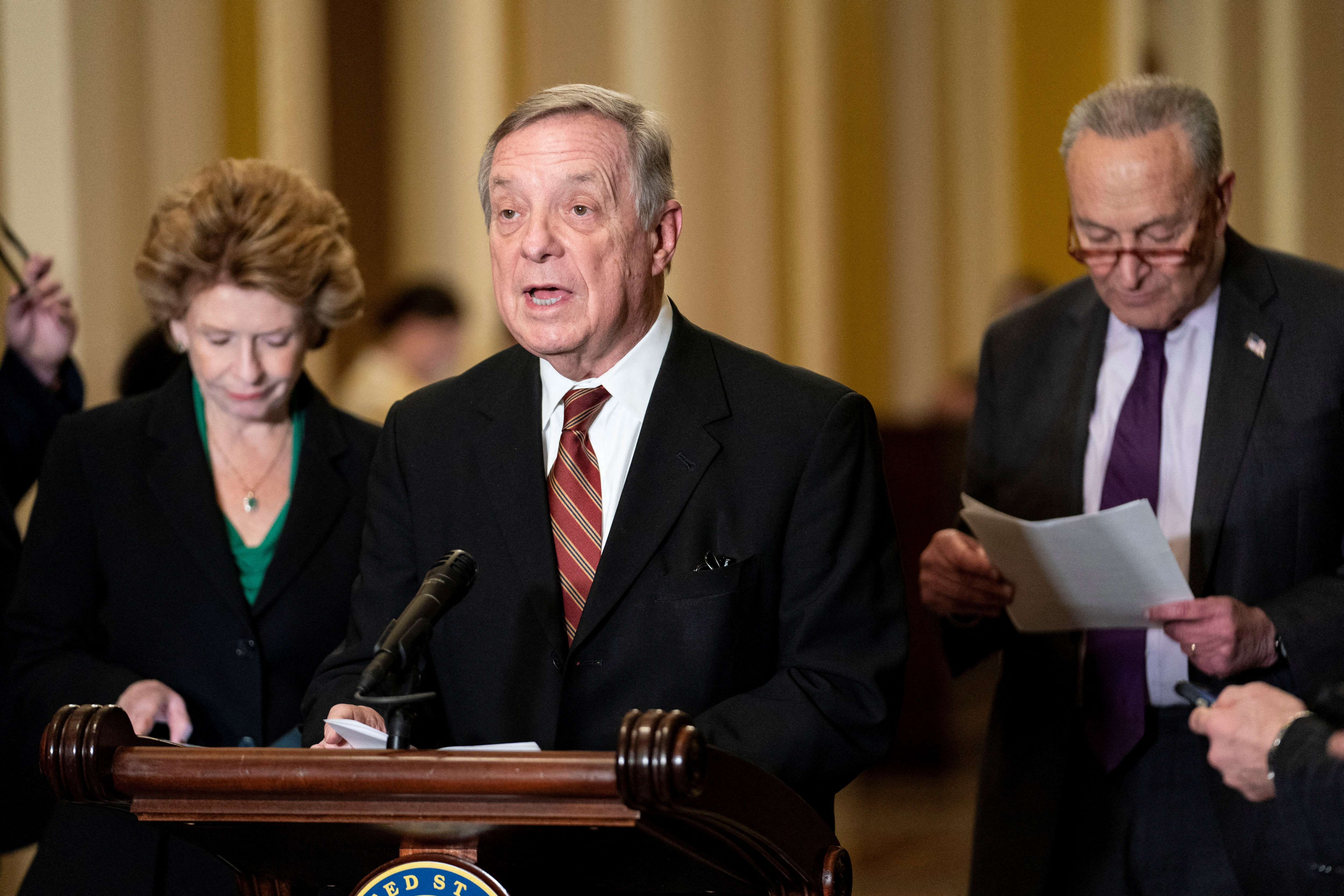 Tras la aprobación en el Senado de la propuesta para extender el presupuesto una semana más, el veterano legislador demócrata Dick Durbin aseguró en un comunicado que “ahora, el Congreso debe ponerse manos a la obra y aprobar una ley para financiar al gobierno la semana que viene”. (REUTERS)