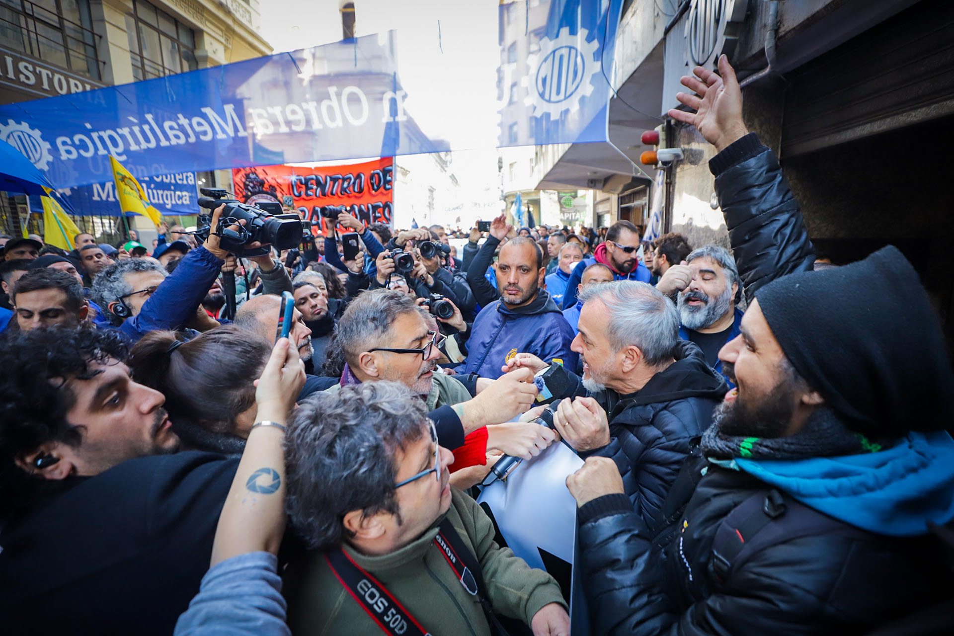 Fuerte movilizaci&oacute;n sindical en apoyo al desplazado l&iacute;der de la UOM, que resiste la intervenci&oacute;n judicial y ser&aacute; recibido por la CGT