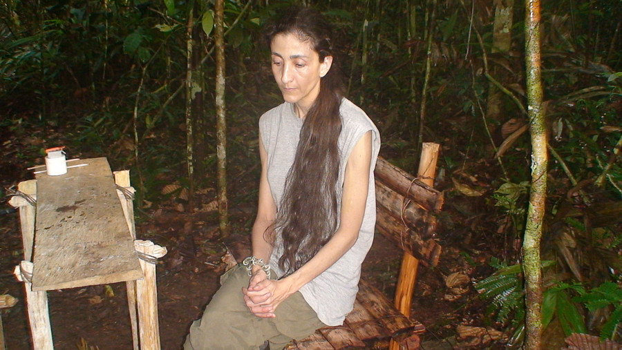 Ingrid Betancourt mientras fue rehén de las FARC. Los guerrilleros que la tuvieron como prisionera durante seis años enviaron esta foto como prueba de vida. Colprensa