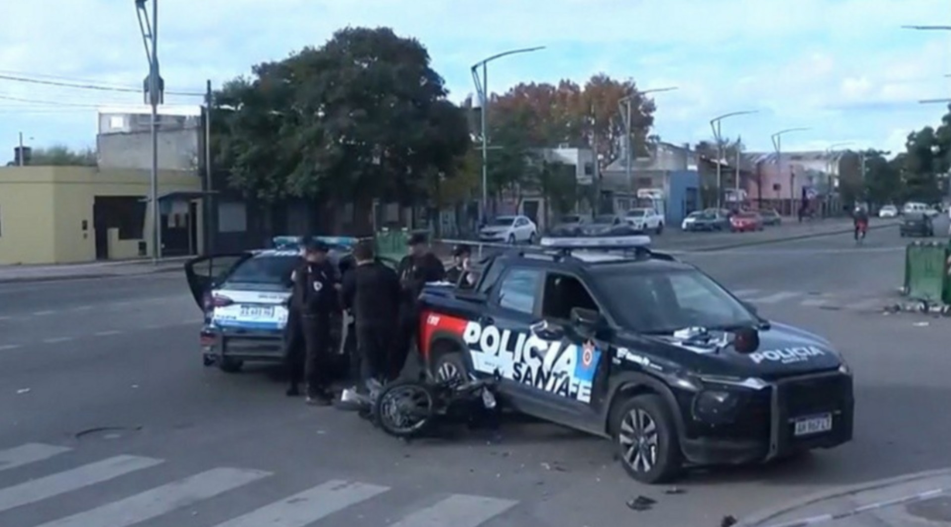 Dos j&oacute;venes en moto chocaron contra un patrullero tras escapar de la polic&iacute;a en Rosario 