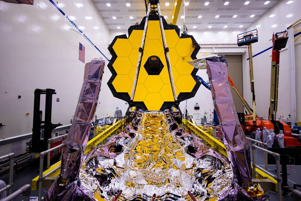 04/03/2020 El telescopio espacial James Webb desplegó previamente su espejo primario en marzo de 2020. Su parasol plegado también es visible en esta imagen.
POLITICA INVESTIGACIÓN Y TECNOLOGÍA
NORTHROP GRUMMAN
