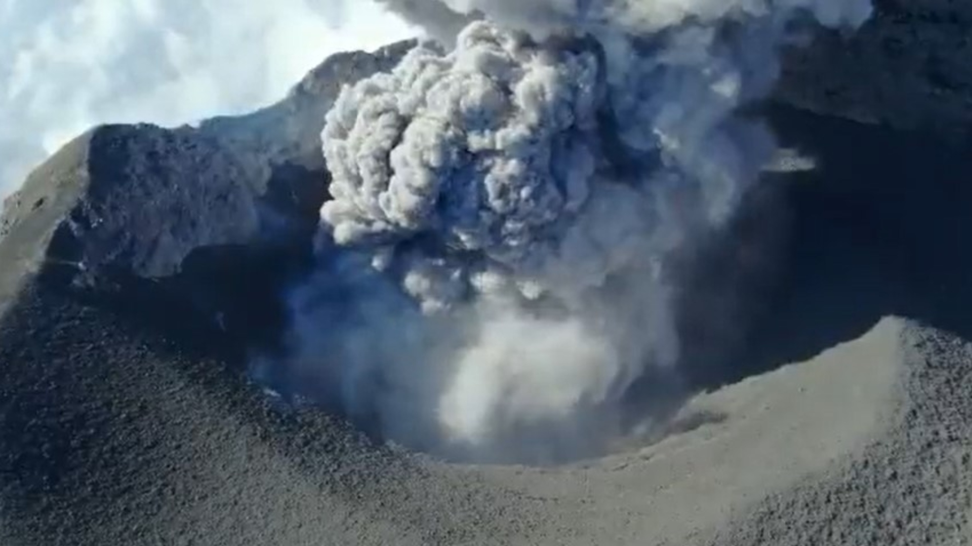 The images showed the intense exhalations of the volcano.  (Special)