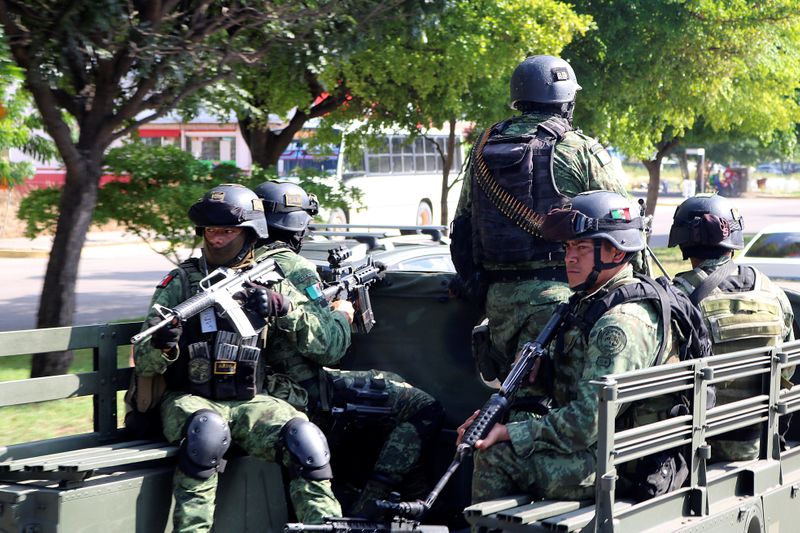 Imagen de archivo. Miembros de una unidad especial del Ejército Mexicano realizan un patrullaje como parte de una operación para aumentar la seguridad luego de que hombres armados del cártel chocaran con las fuerzas federales, resultando en la liberación 