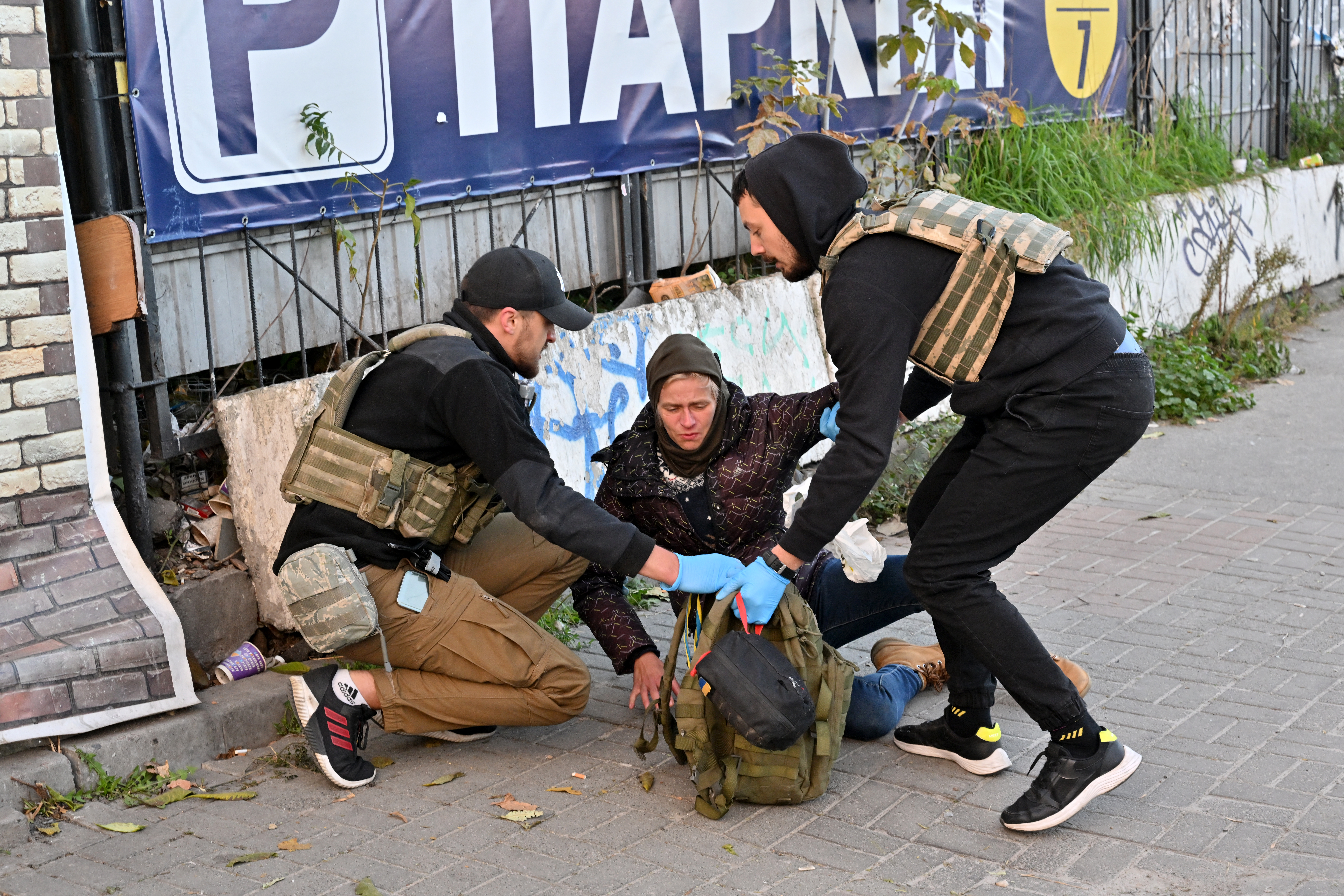 Personas médico socorre a una mujer herida en uno de los ataques (Sergei SUPINSKY / AFP)