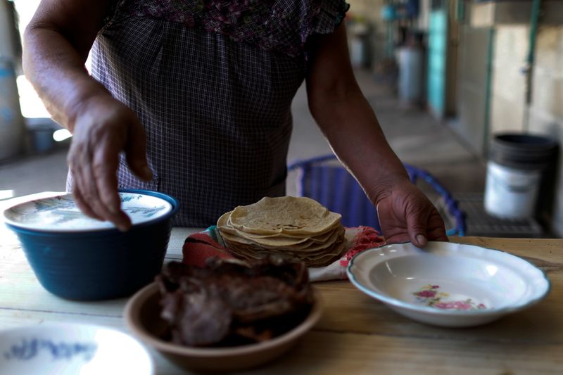 Tortillas de maíz se muestran en la mesa de Natalio de Santiago, en su casa en Tepeteopan, estado de Puebla, México. 18 de febrero de 2020. REUTERS/Carlos Jasso.