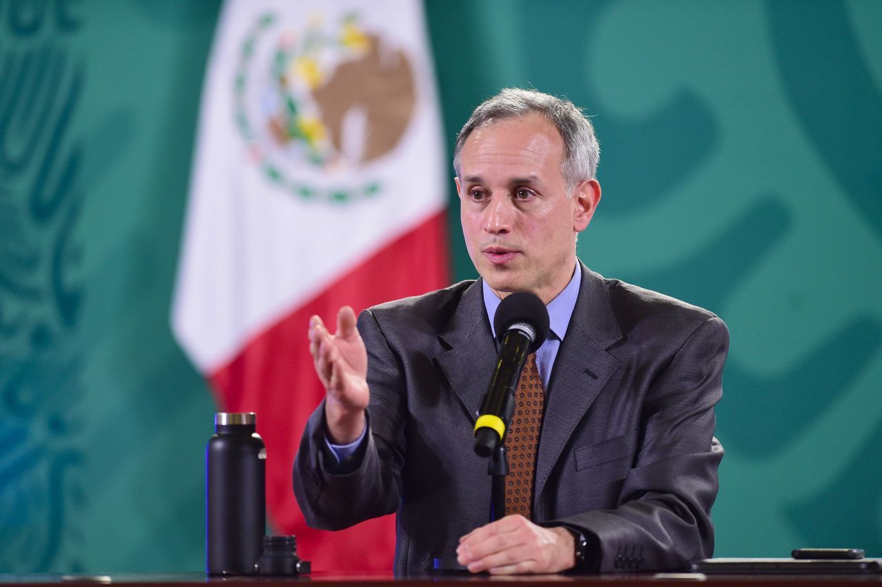 Hugo López-Gatell, responsable de la estrategia contra COVID en México, dio positivo y tiene síntomas leves