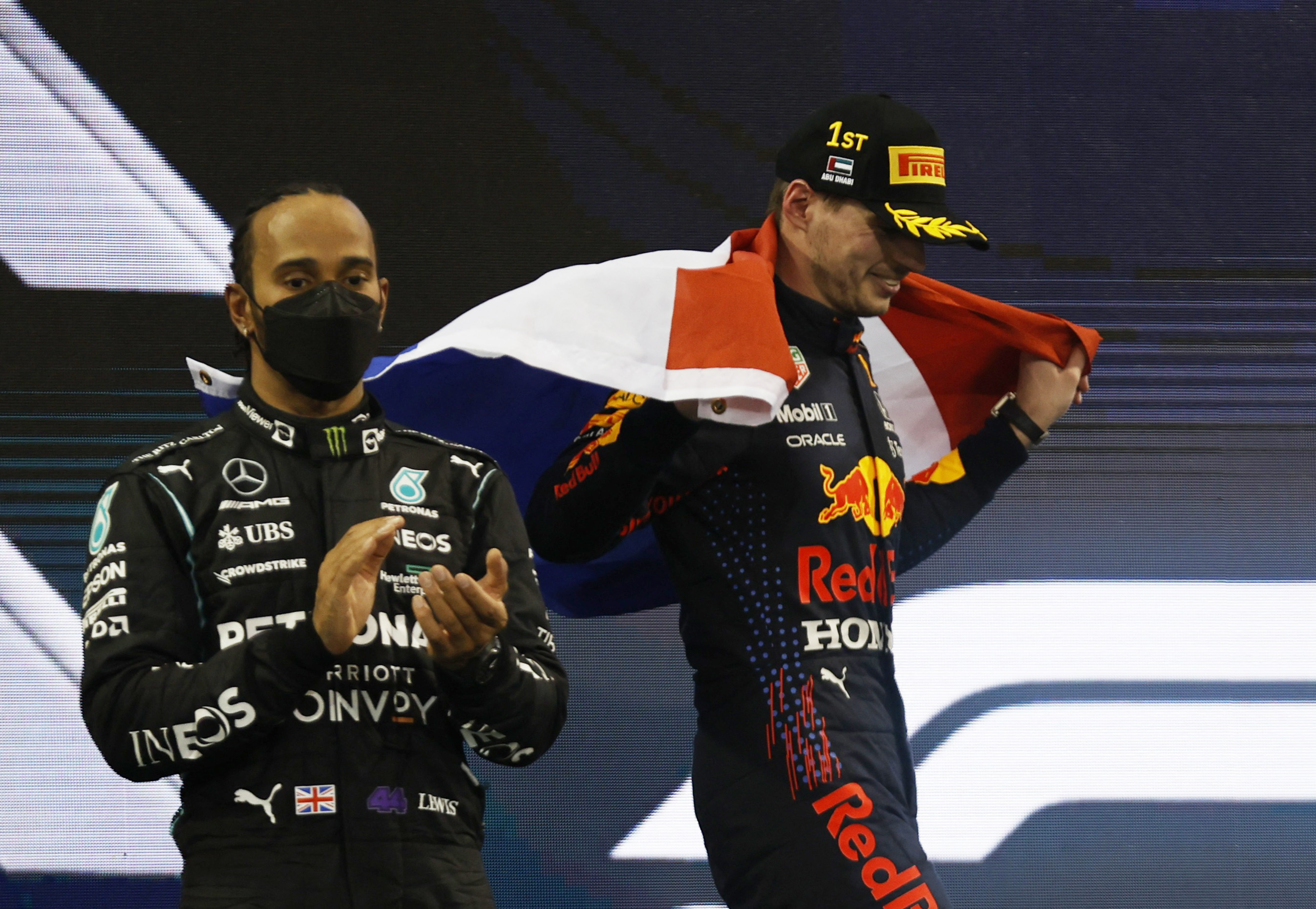 Lewis Hamilton reconoció el triunfo de Max Verstappen, pero se enojó por cómo fue la definición (REUTERS/Hamad I Mohammed)