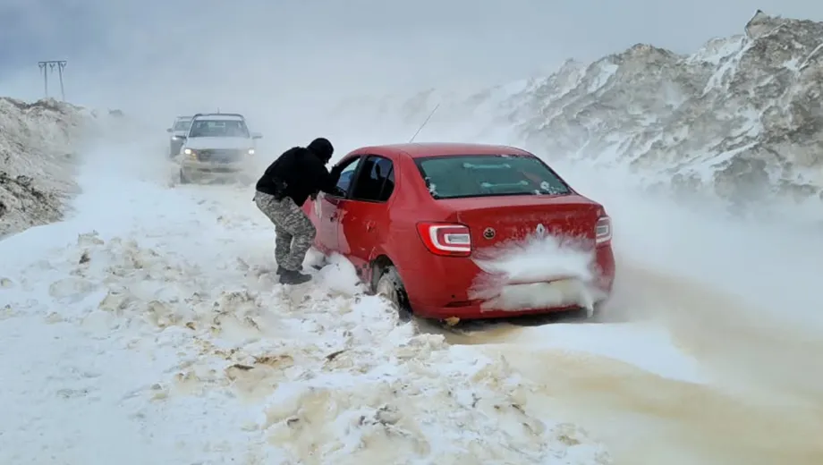 Impactante rescate a una familia que qued&oacute; varada por la nieve en Neuqu&eacute;n: hab&iacute;a una mujer embarazada