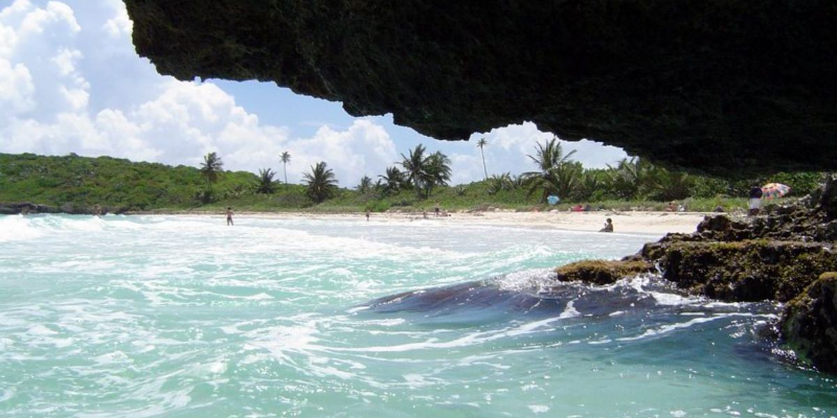 Vieques, la isla que fascina con sus playas secretas y un inesperado pasado 