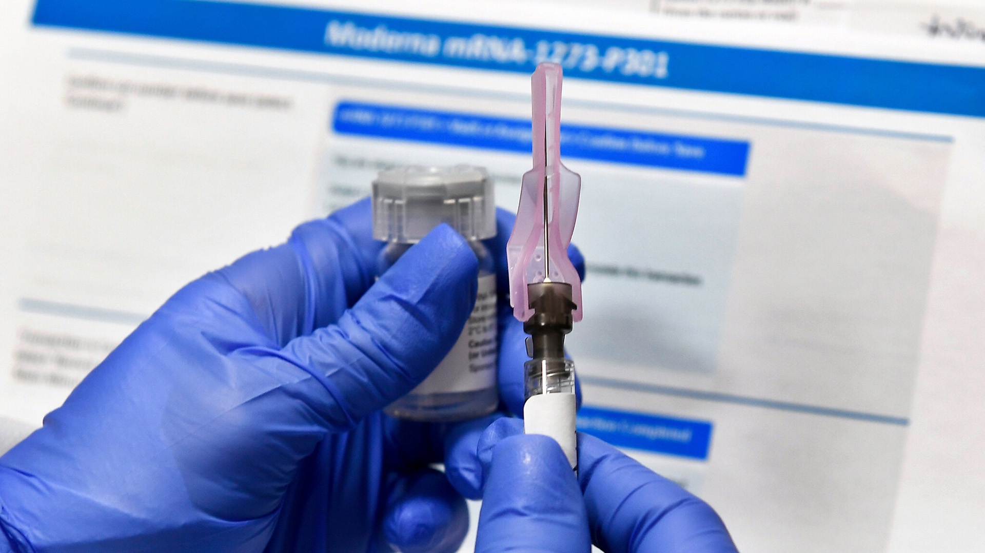 Personal médico alista una dosis de la vacuna de Moderna (Hans Pennink/Associated Press)