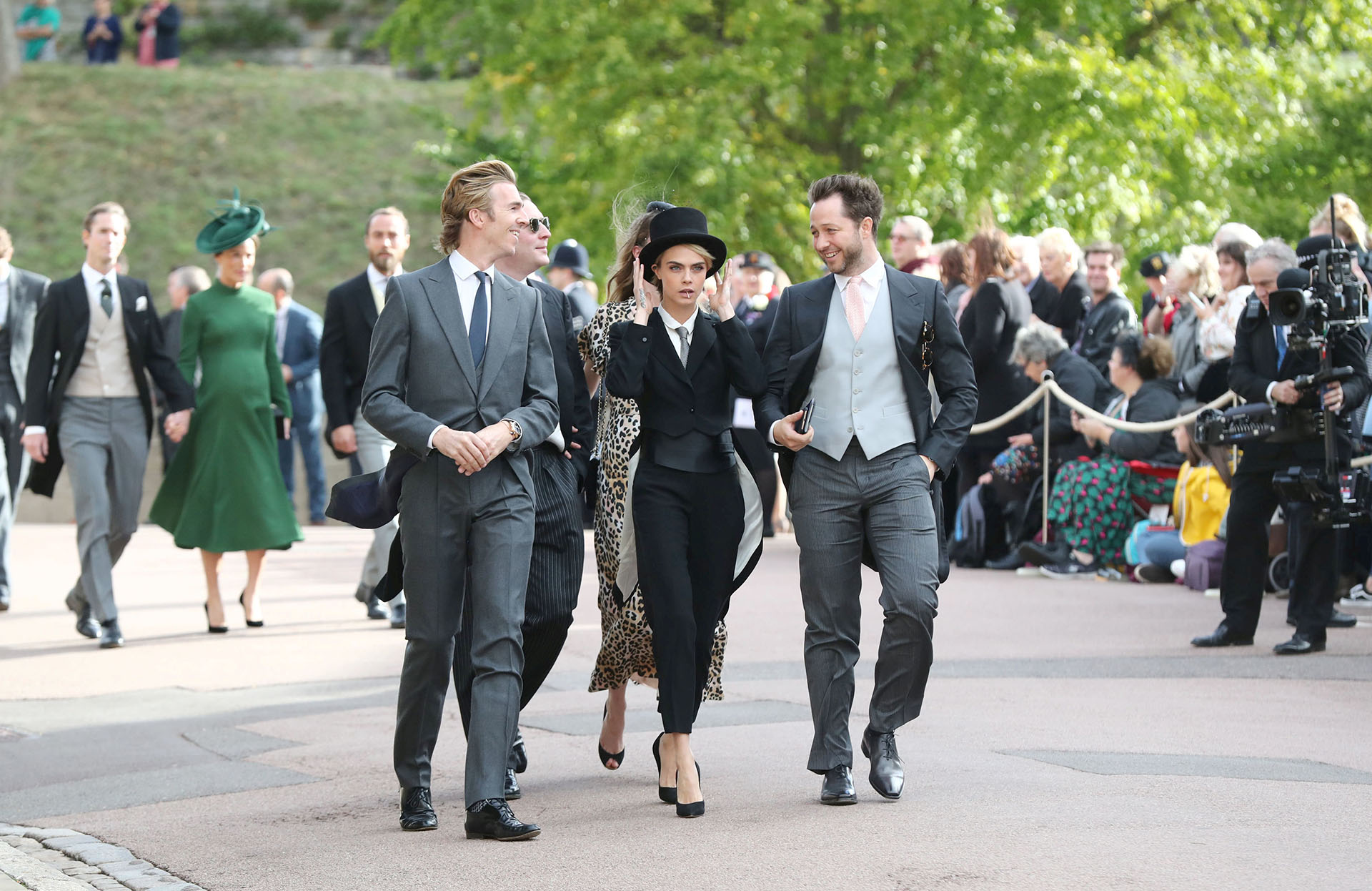 Cara Delevingne es -a veces a su pesar- parte de la aristocracia británica. Aquí llega a la boda de la Princesa Eugenia en la capilla St. George's en el castillo de Windsor, en octubre de 2018 (Gareth Fuller/Pool via REUTERS)