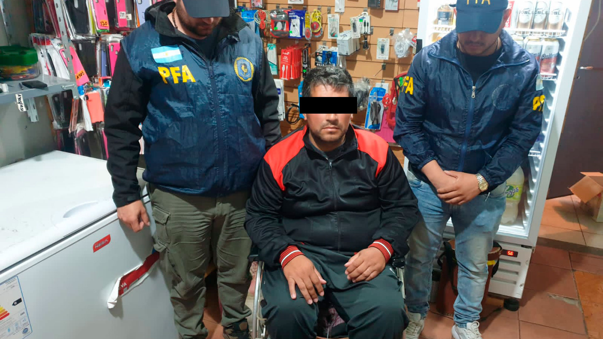 Violación en Campana: agentes de la PFA junto al detenido
