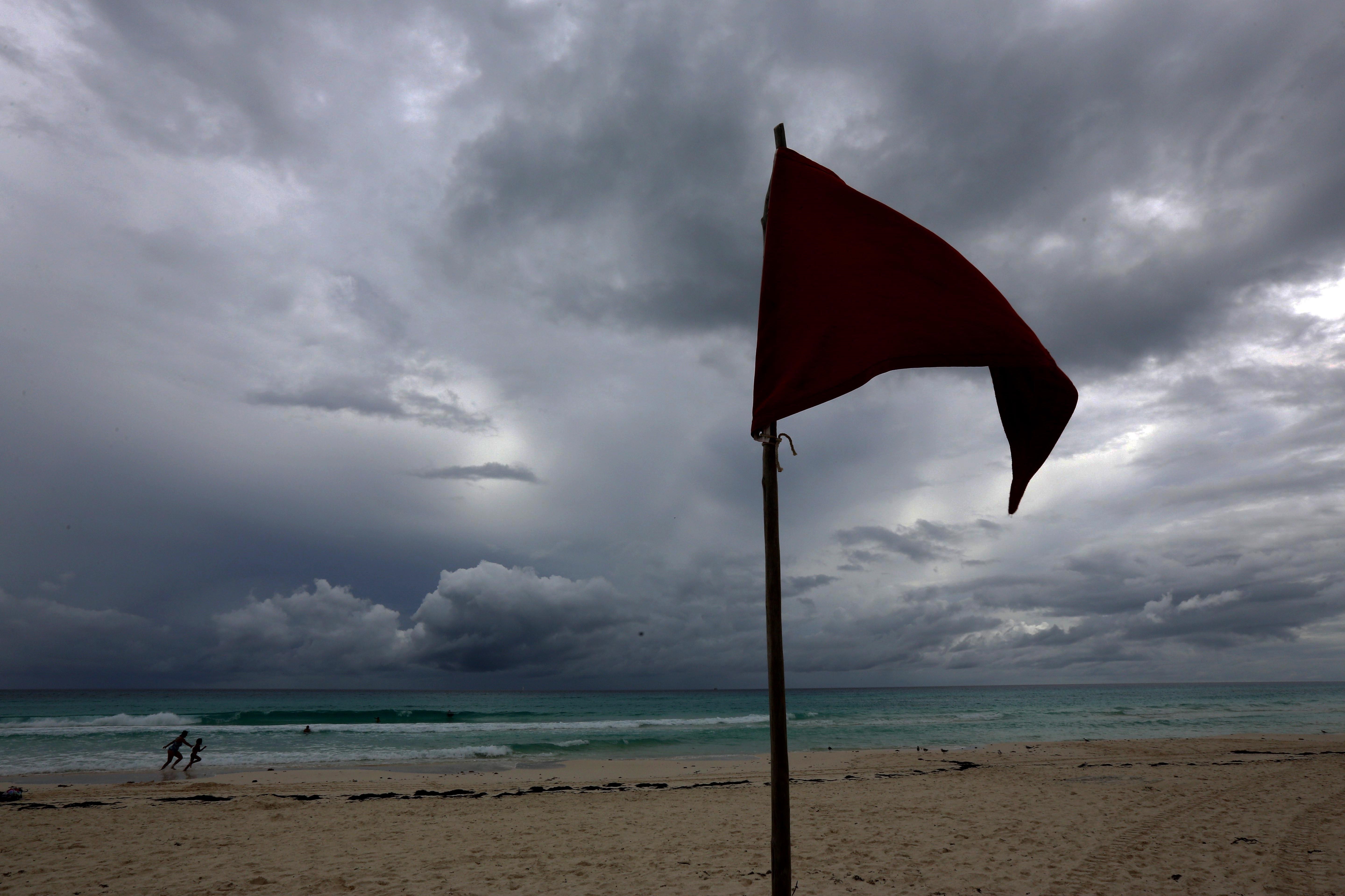 Vista general de una playa casi vacía previo a la llegada del huracán Delta hoy, en Quintana Roo (Foto: EFE/Alonso Cupul)
