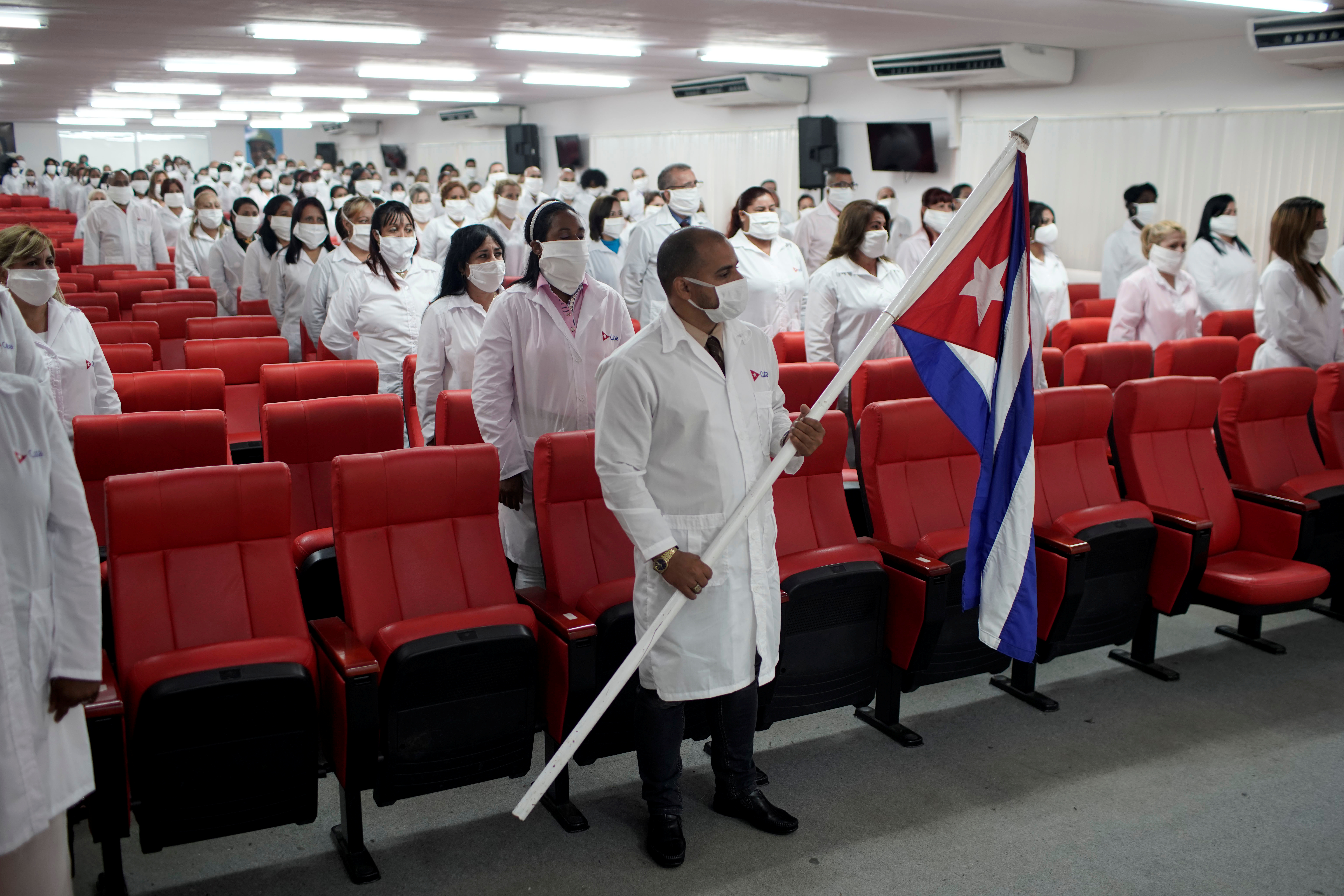 Médicos cubanos durante una ceremonia de despedida antes de partir a Kuwait para la emergencia del coronavirus (REUTERS / Alexandre Meneghini)