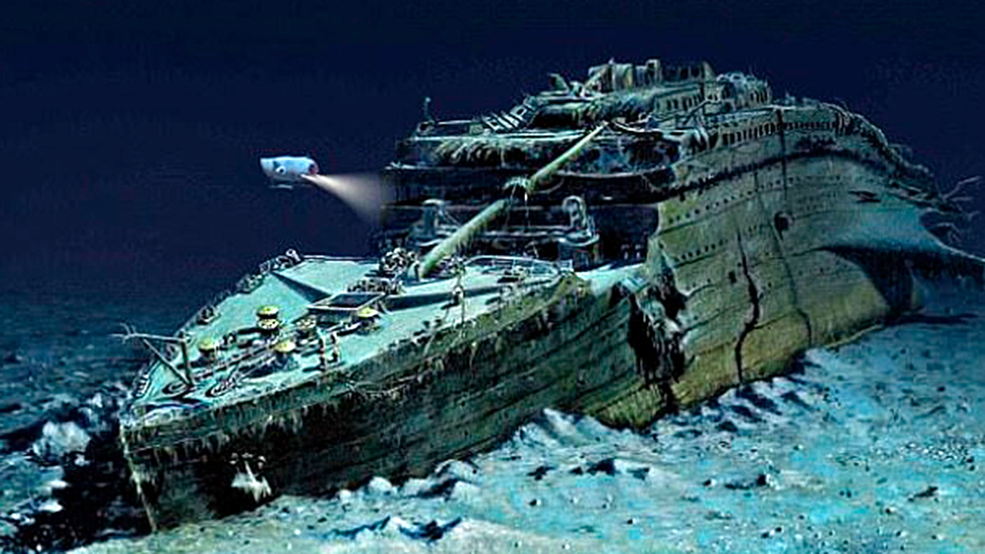 Recreación de una expedición del submarino de OceanGate frente a los restos del Titanic