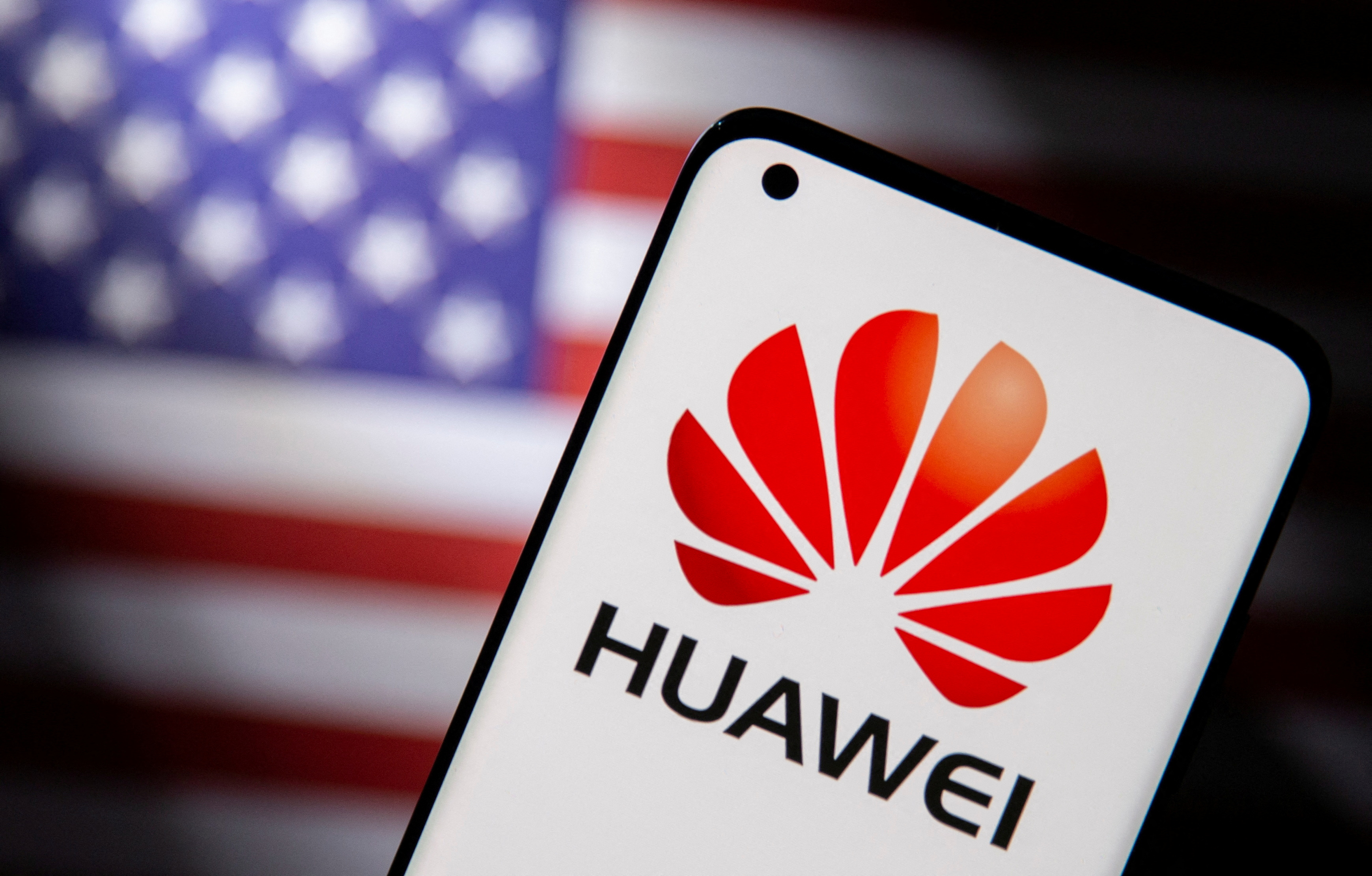 Después de que Trump aplicara la regla de productos extranjeros directos a Huawei en agosto de 2020, las ventas de teléfonos inteligentes de la compañía se desplomaron (Reuters)