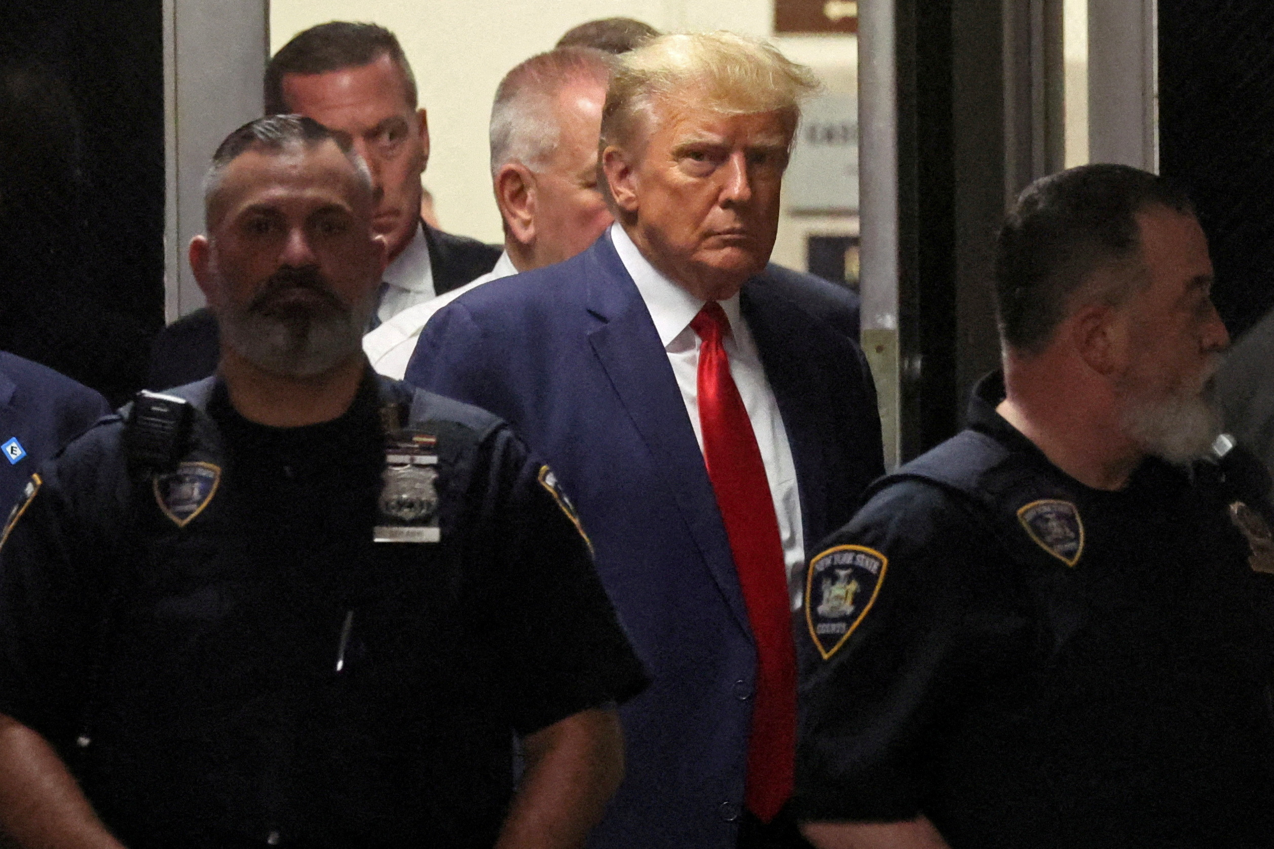 Así llegaba Trump a la audiencia: escoltado por la policía neoyorquina (REUTERS/Brendan McDermid)