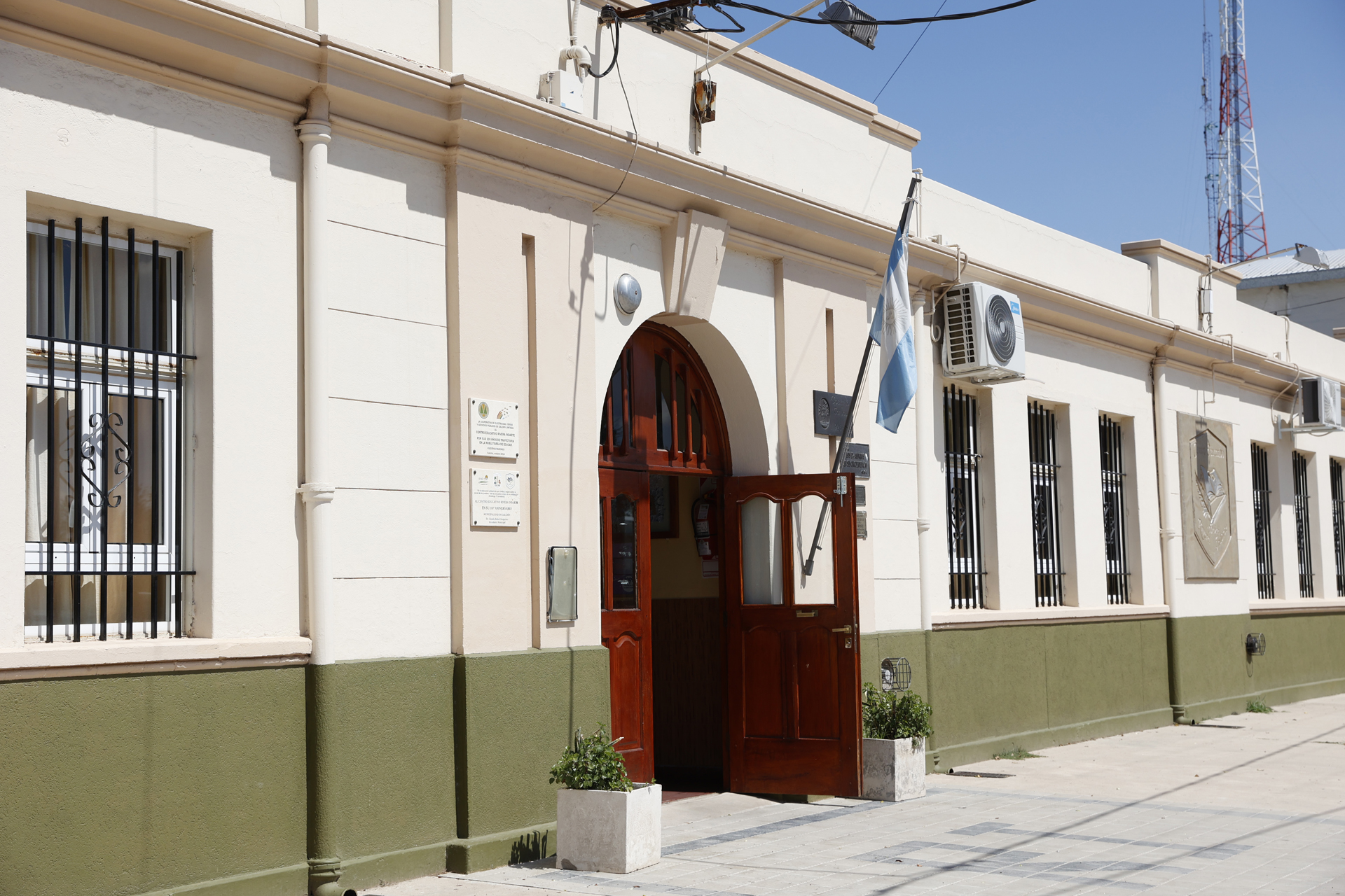 Julián Álvarez Bajo La Mirada De Sus Maestras De Calchín El Alumno Responsable Y Solidario Que 1156