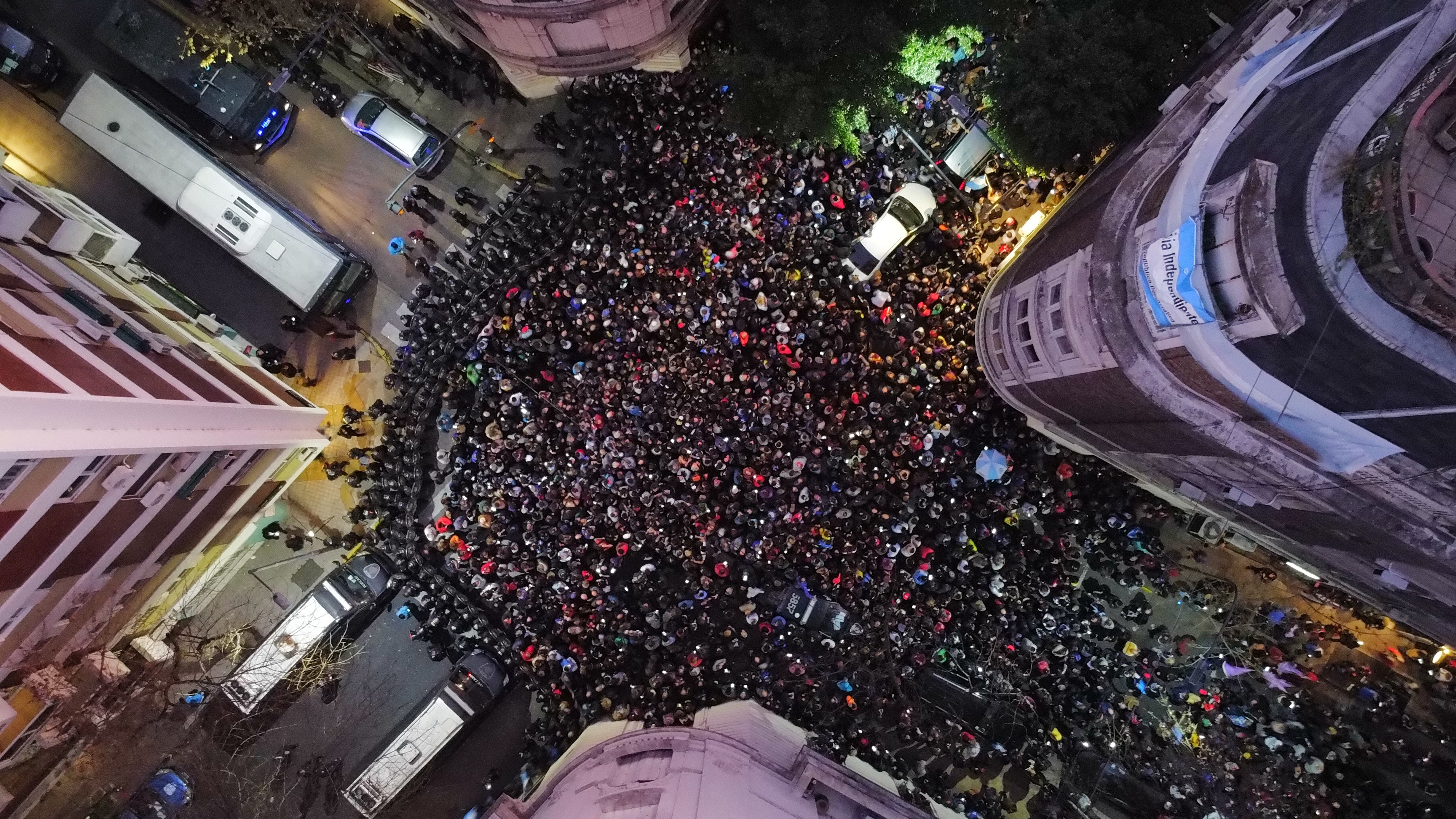Manifestantes vulneraron las vallas y llegaron hasta el edificio de Cristina Kirchner