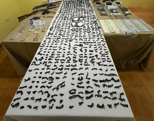 Lideraba una banda narco en prisi&oacute;n domiciliaria en Merlo: secuestraron 1.000 dosis de coca&iacute;na y un arsenal