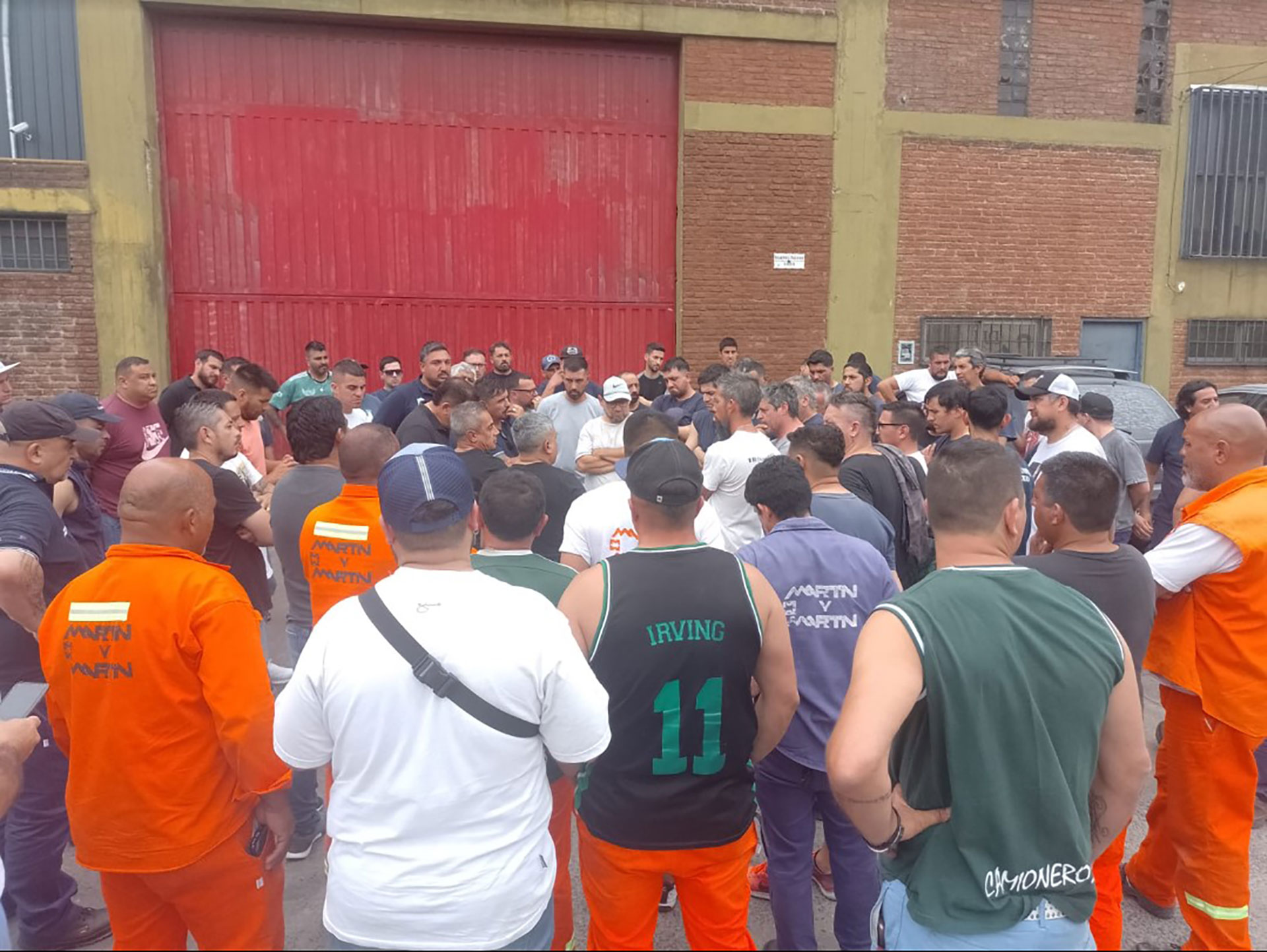 Empleados de otras empresas, llevados por el Sindicato de Camioneros para protestar ante Distribuidora Don Juan