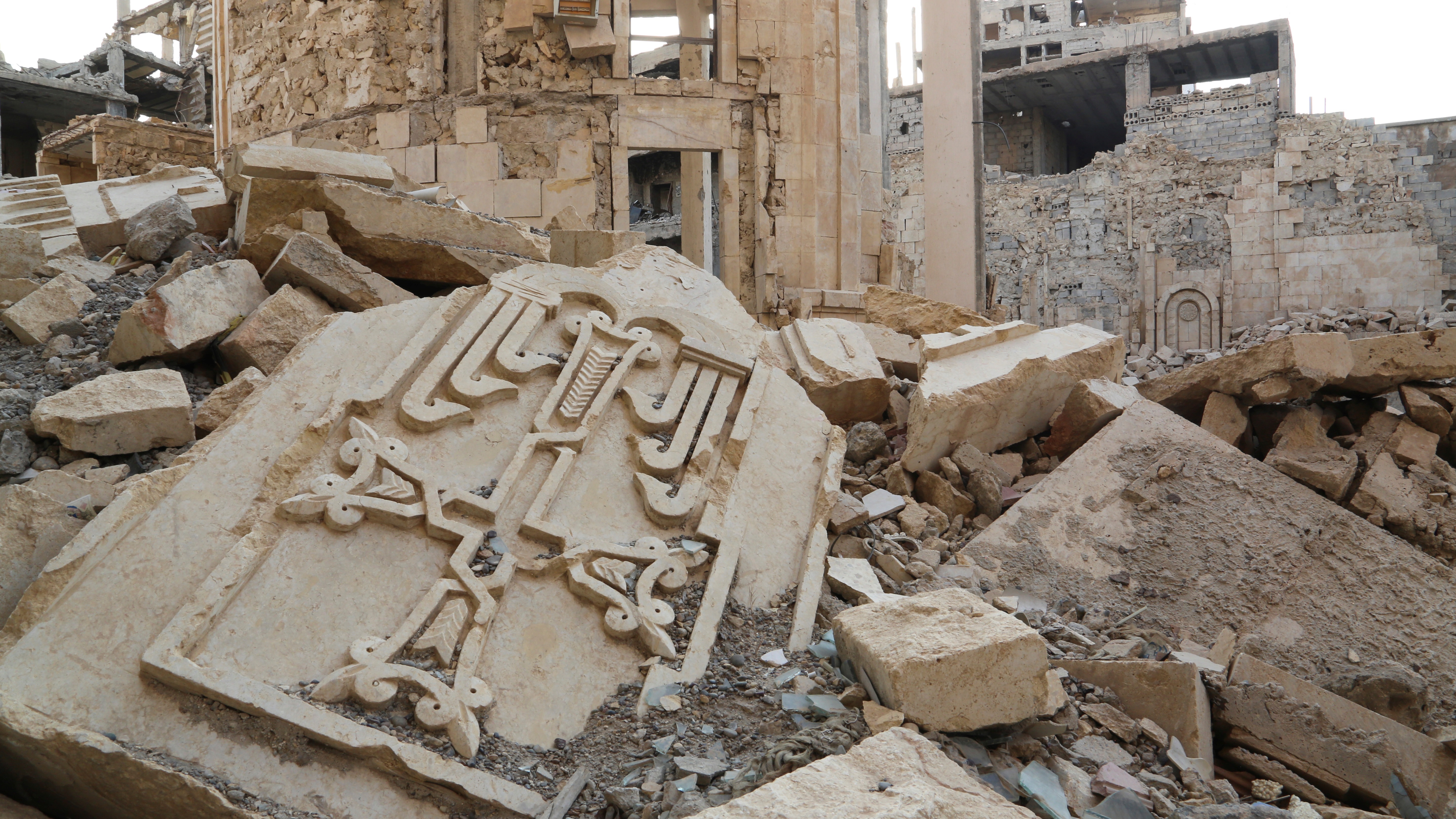 Un trozo de piedra con una cruz tallada yace sobre una montaña de escombros en la ciudad de Deir al Zur, en el este de Siria, tras un ataque de ISIS. EFE/Rania Zanoun
